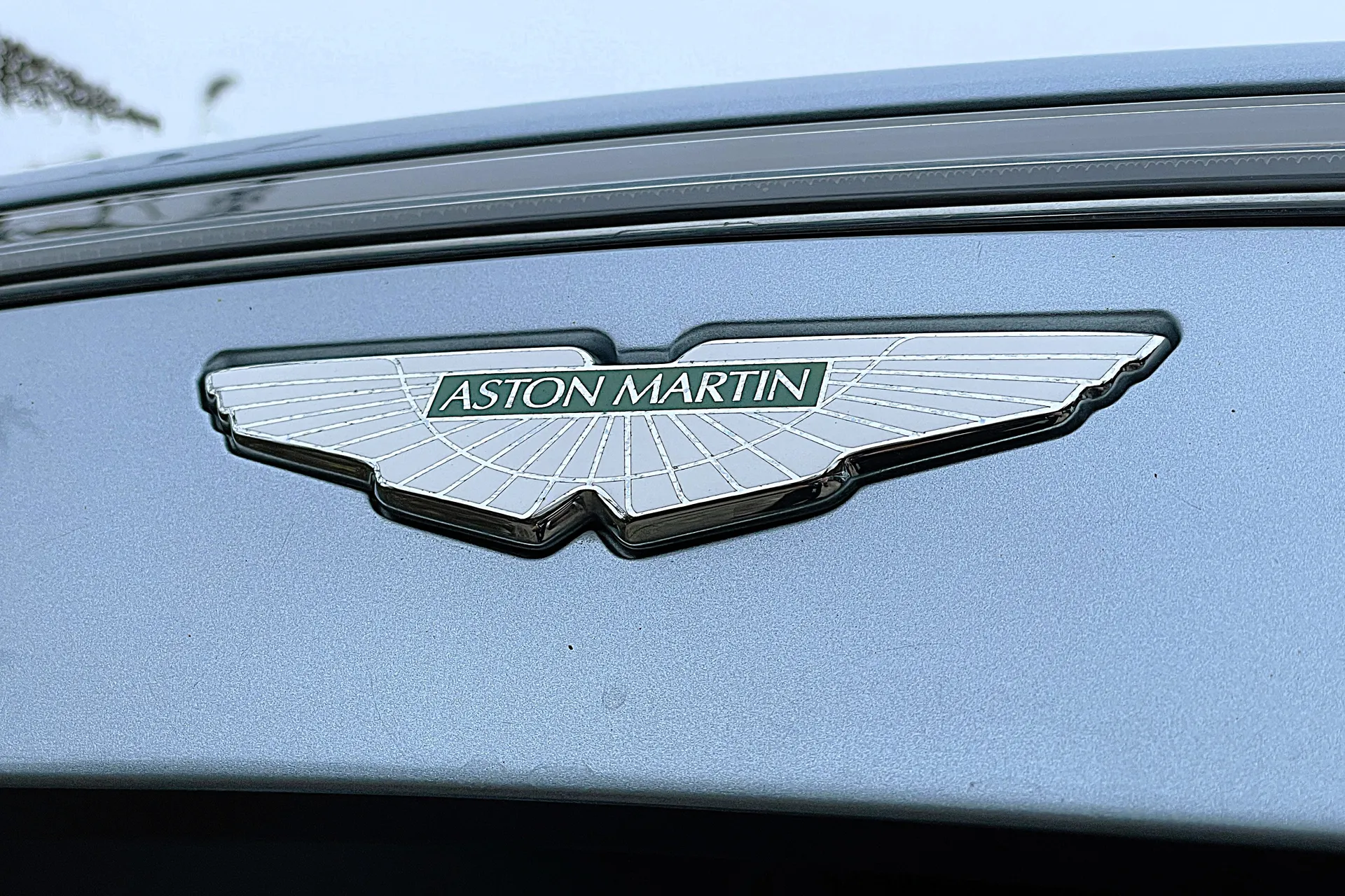 Aston Martin Vantage thumbnail image number 15