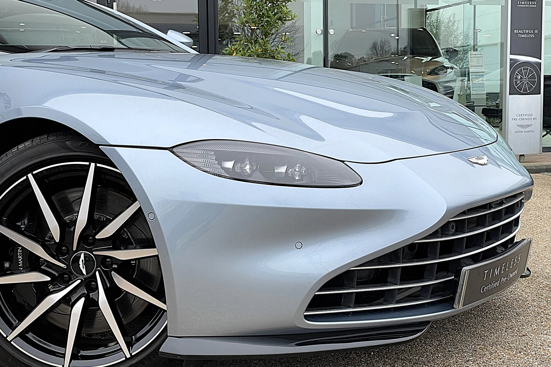 Aston Martin Vantage thumbnail image number 47