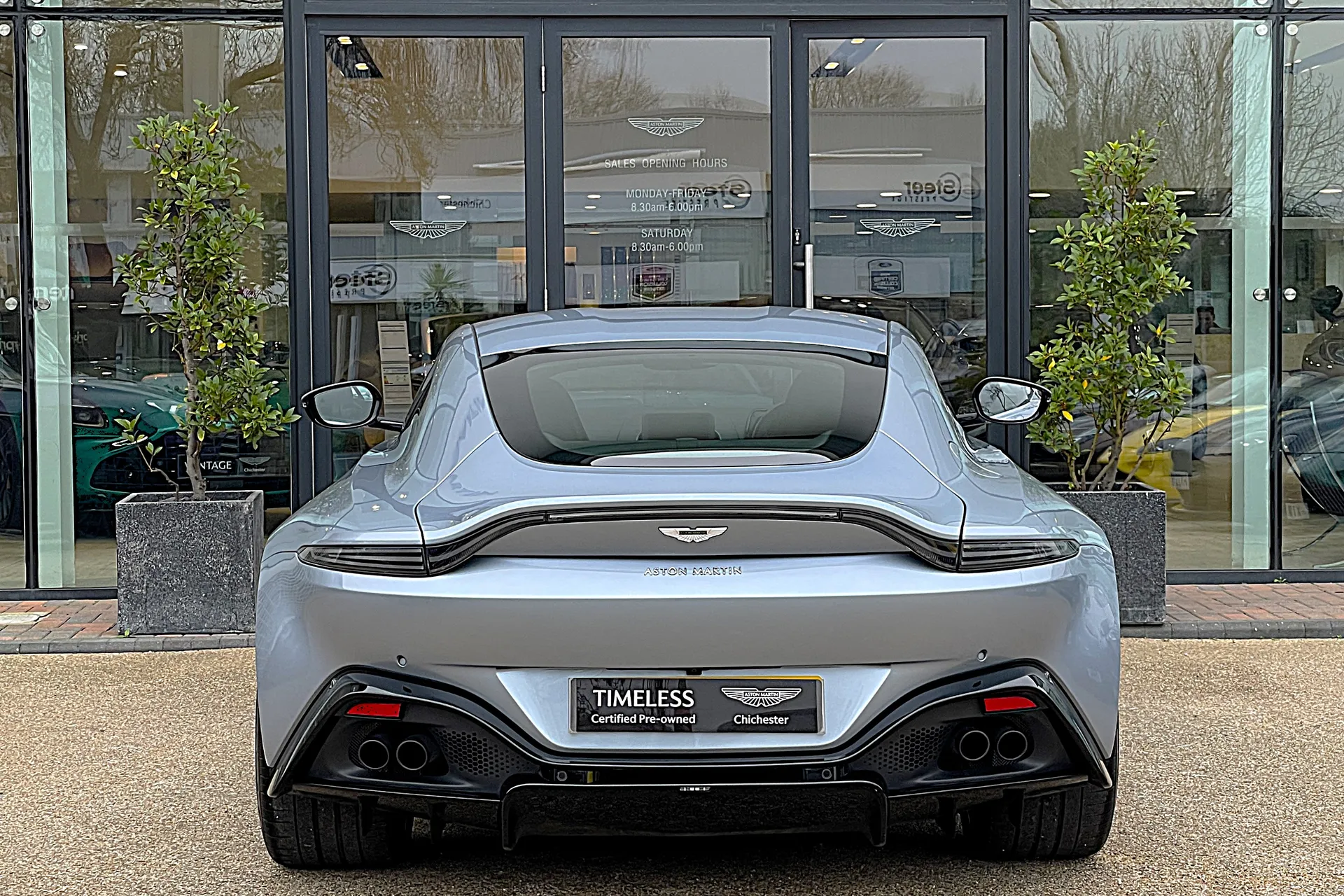 Aston Martin Vantage thumbnail image number 10