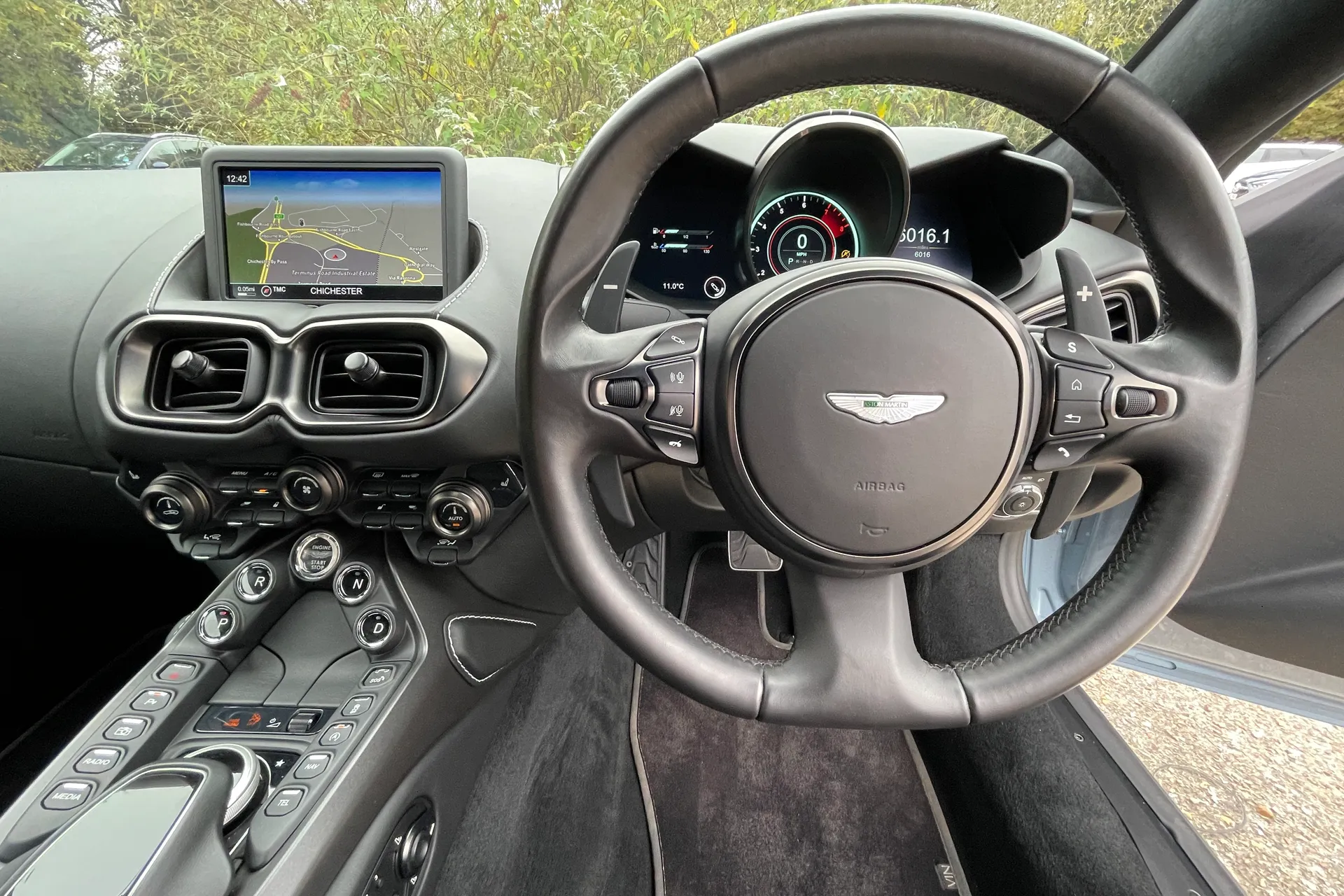 Aston Martin Vantage thumbnail image number 24