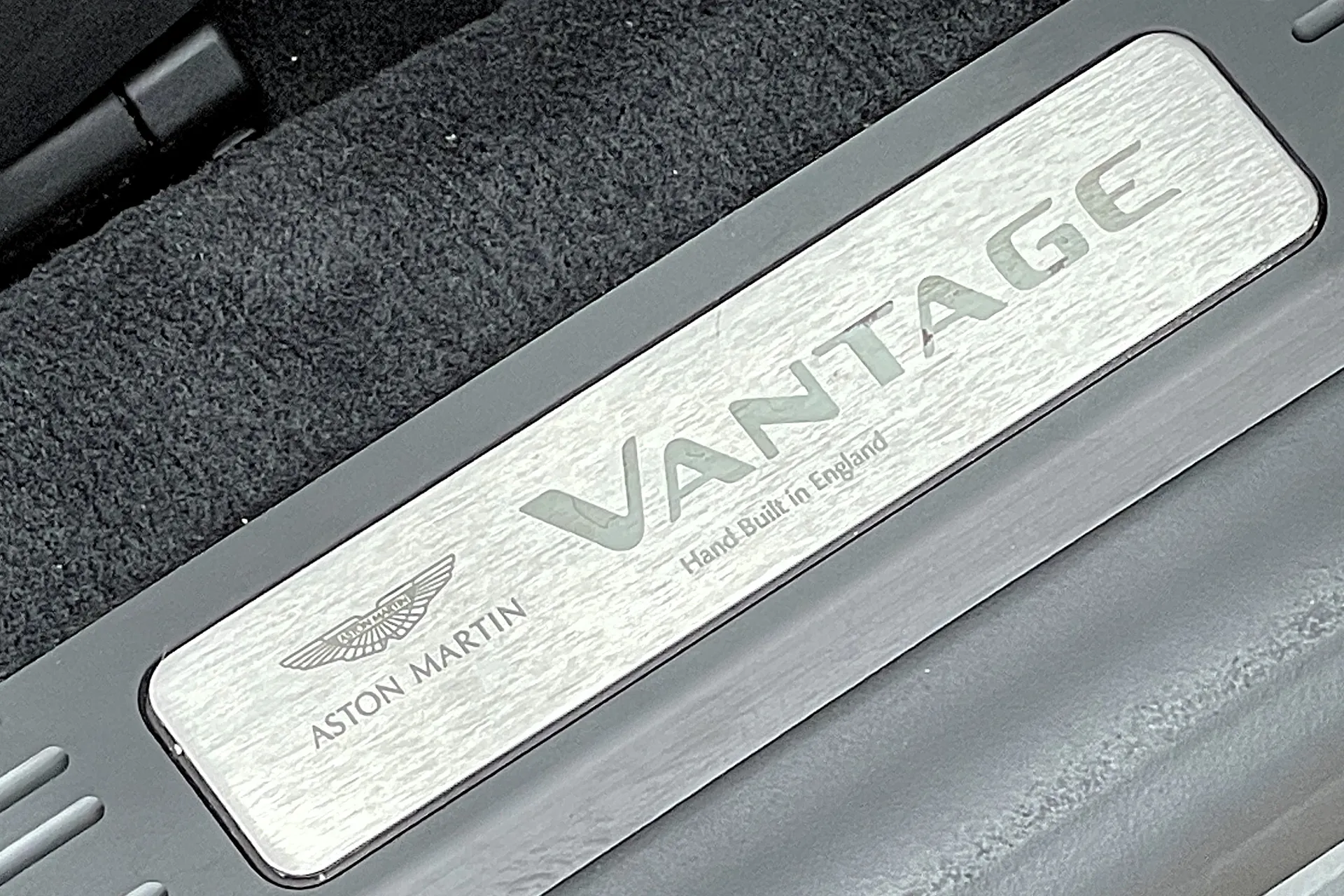 Aston Martin Vantage thumbnail image number 12