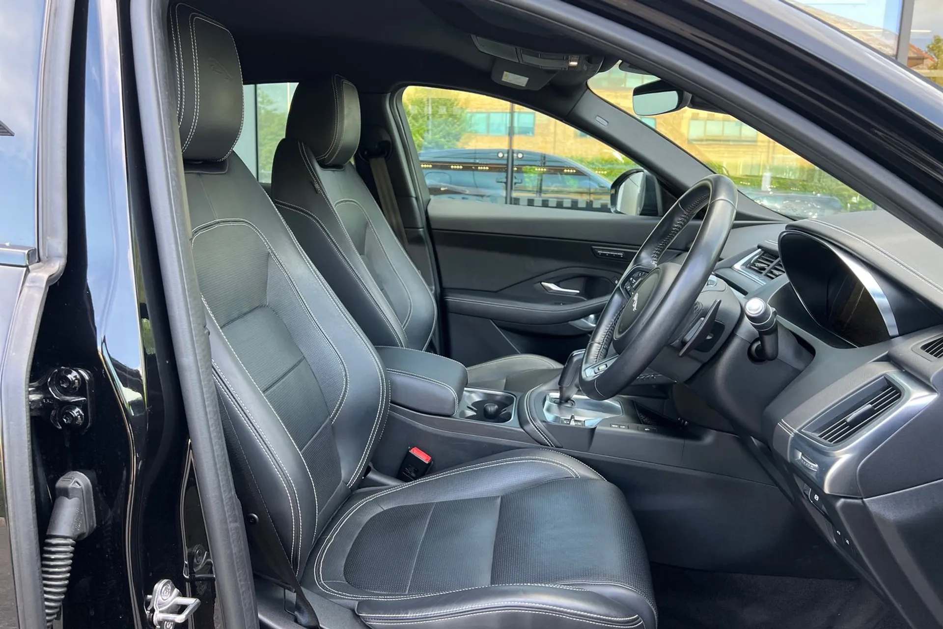 Jaguar E-PACE thumbnail image number 40