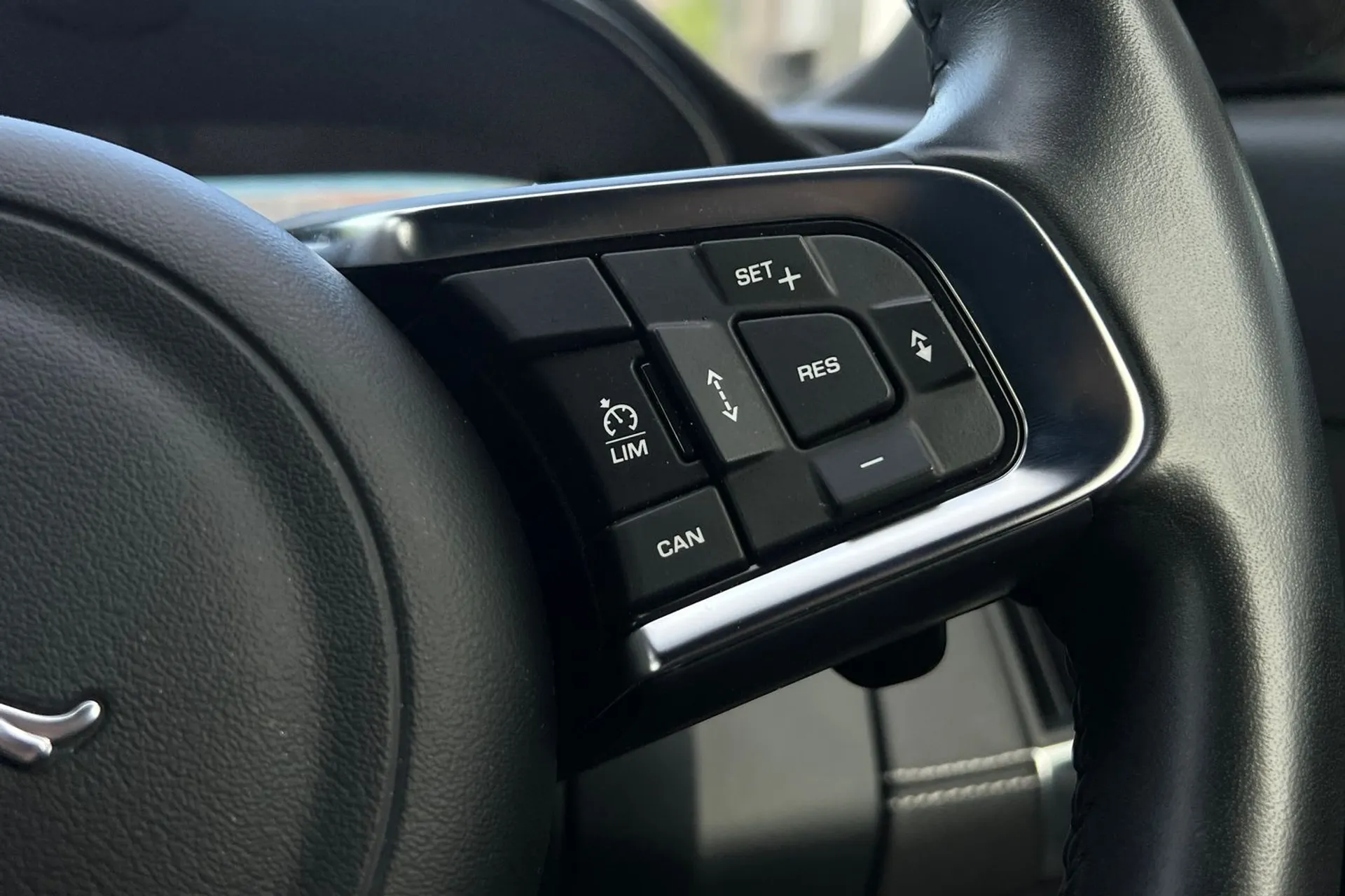 Jaguar E-PACE thumbnail image number 48