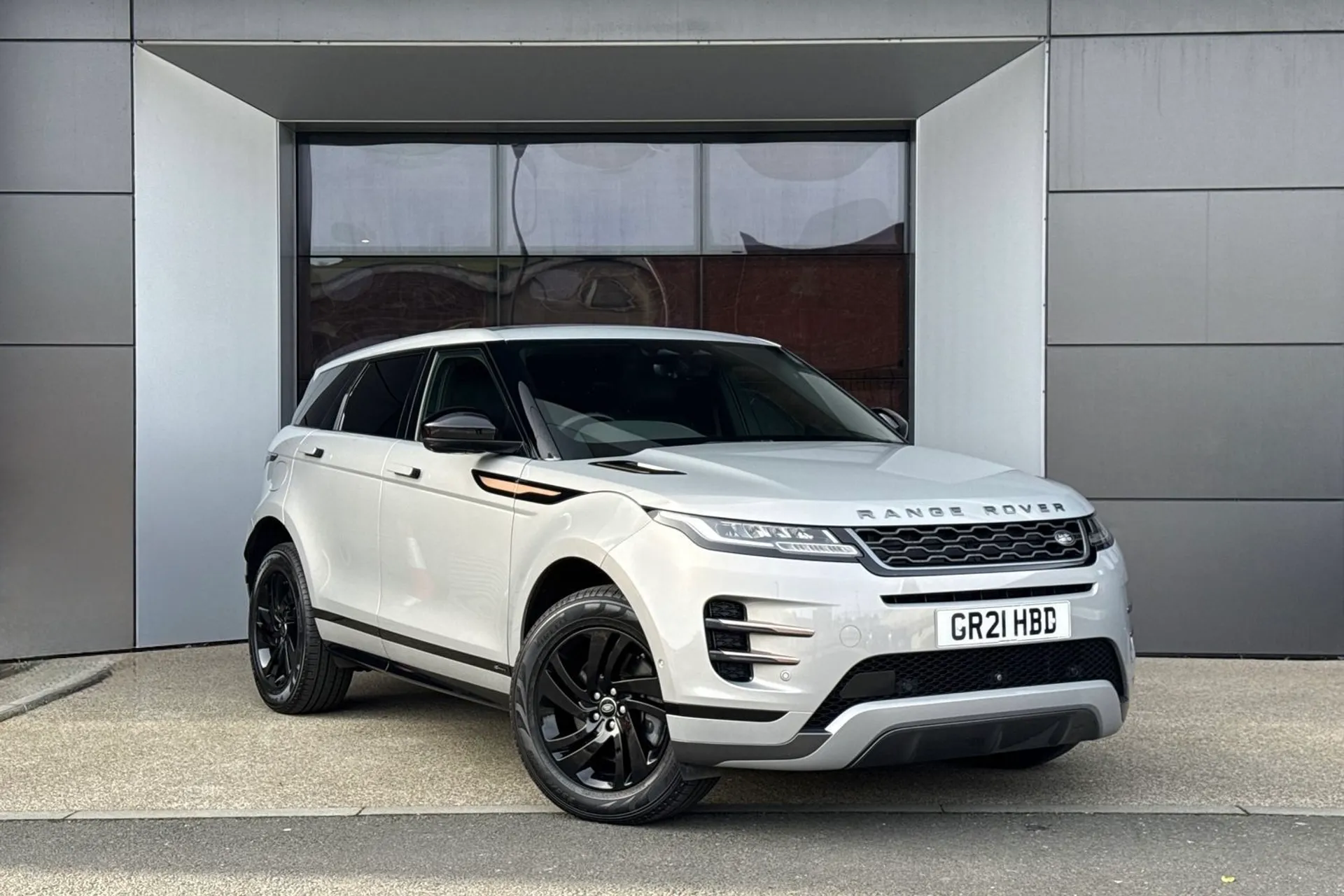 LAND ROVER RANGE ROVER EVOQUE focused image