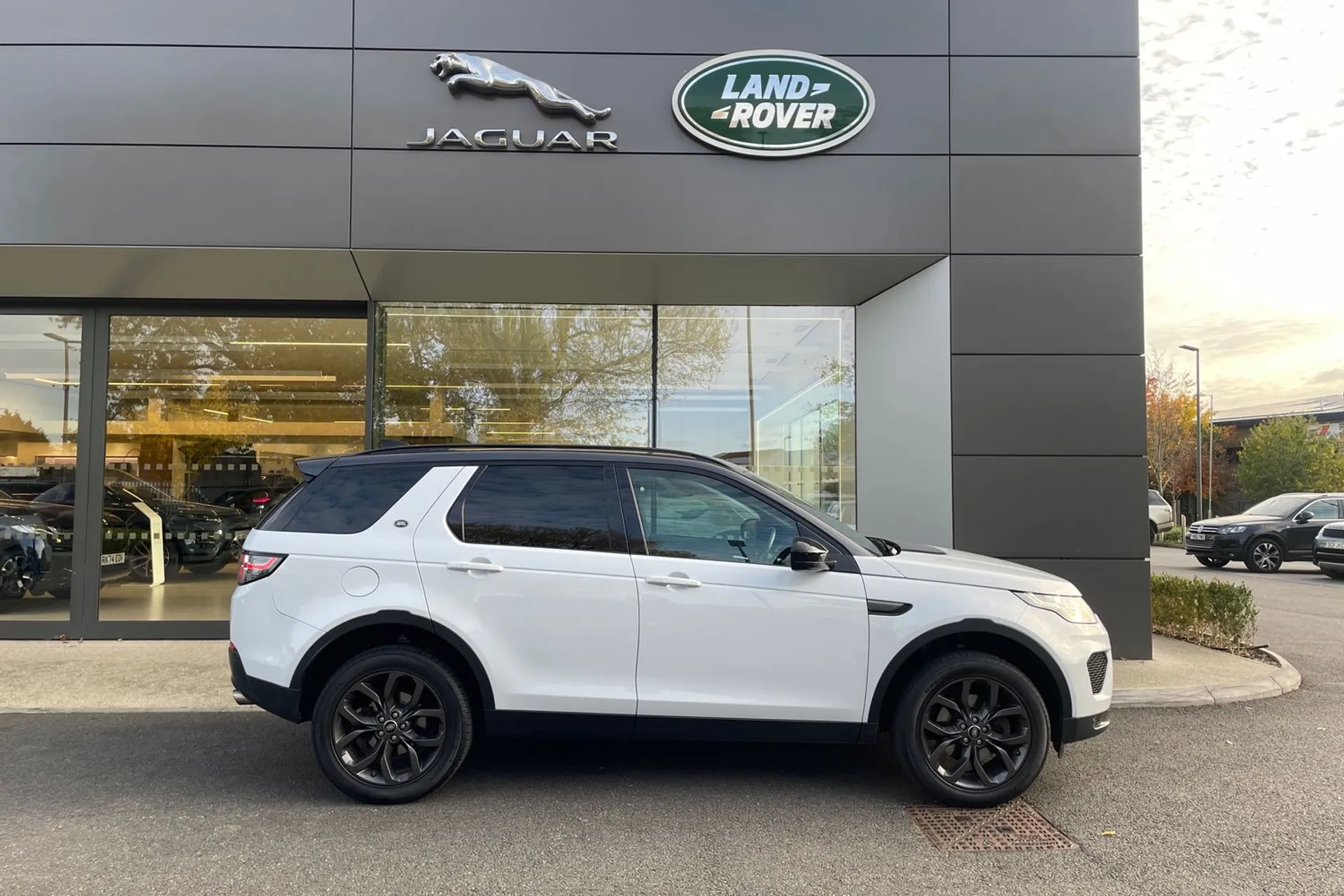 LAND ROVER DISCOVERY SPORT thumbnail image number 2