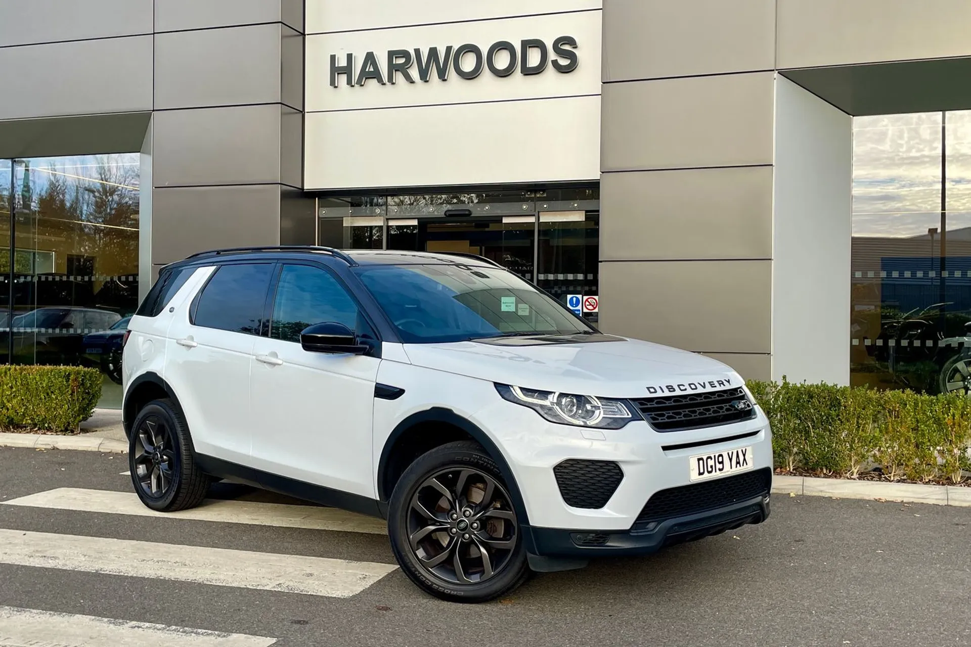 LAND ROVER DISCOVERY SPORT focused image