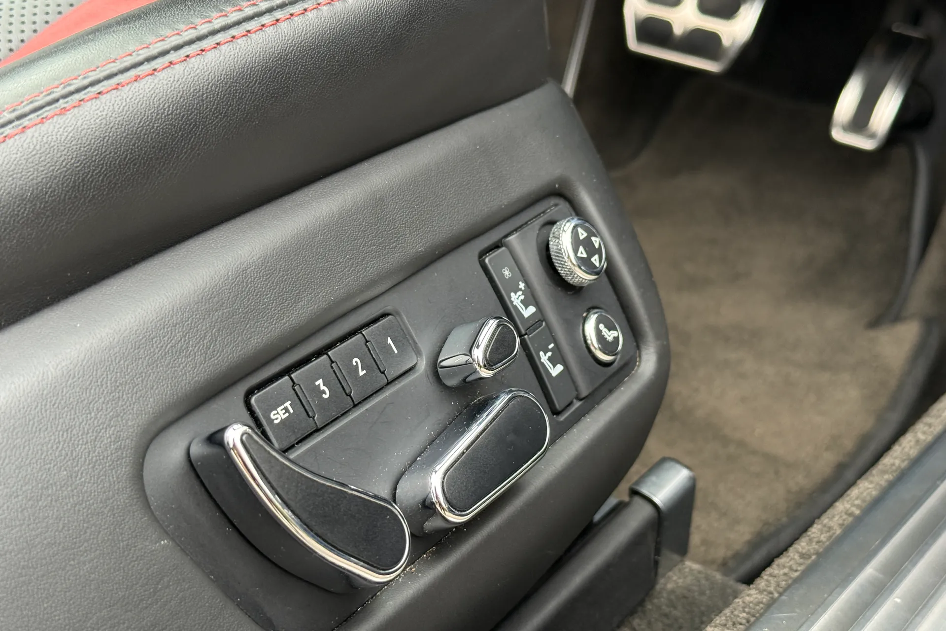 Bentley CONTINENTAL GTC thumbnail image number 27