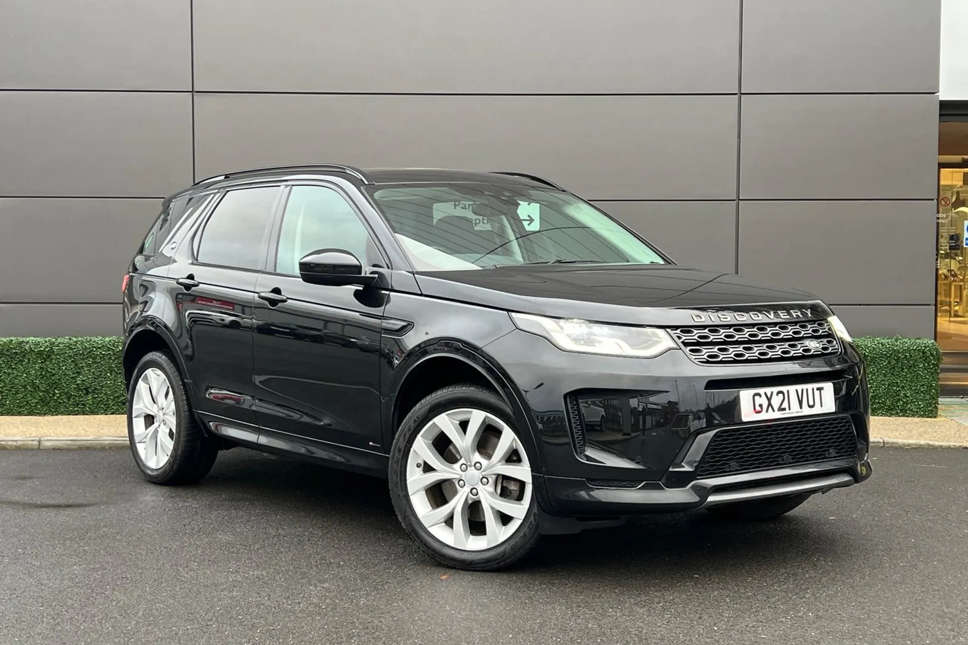 LAND ROVER DISCOVERY SPORT focused image