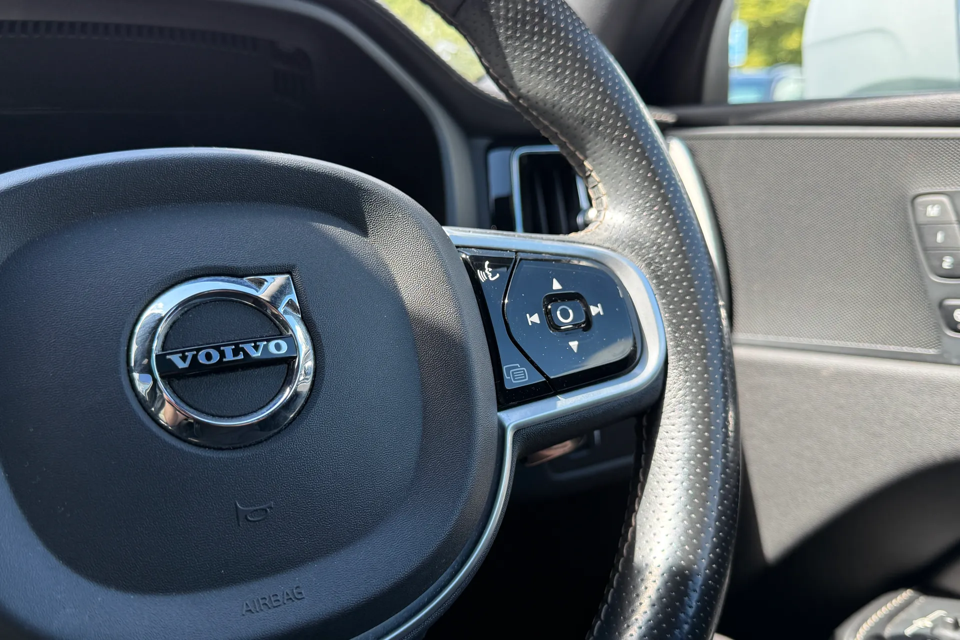Volvo XC60 thumbnail image number 37