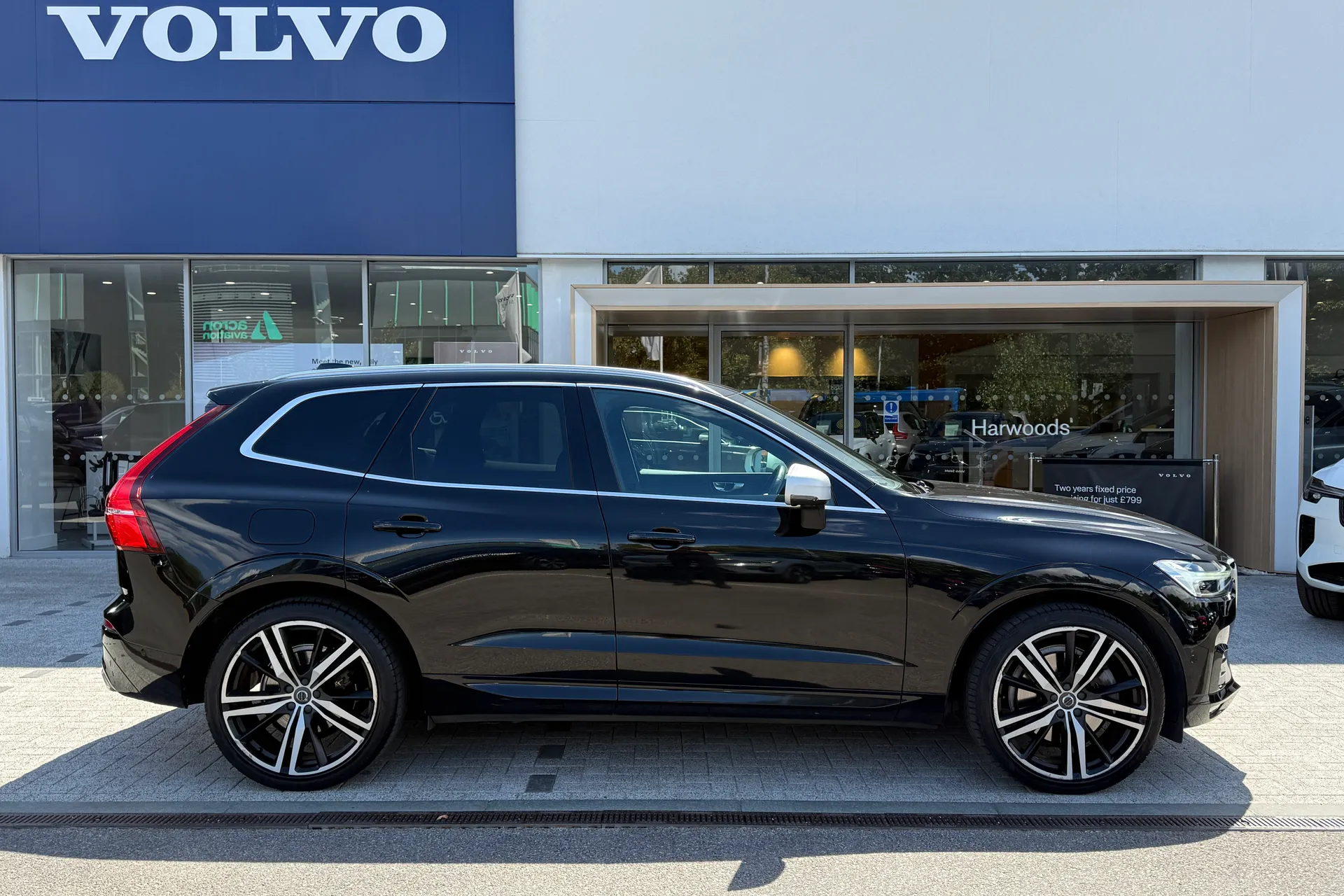 Volvo XC60 thumbnail image number 2