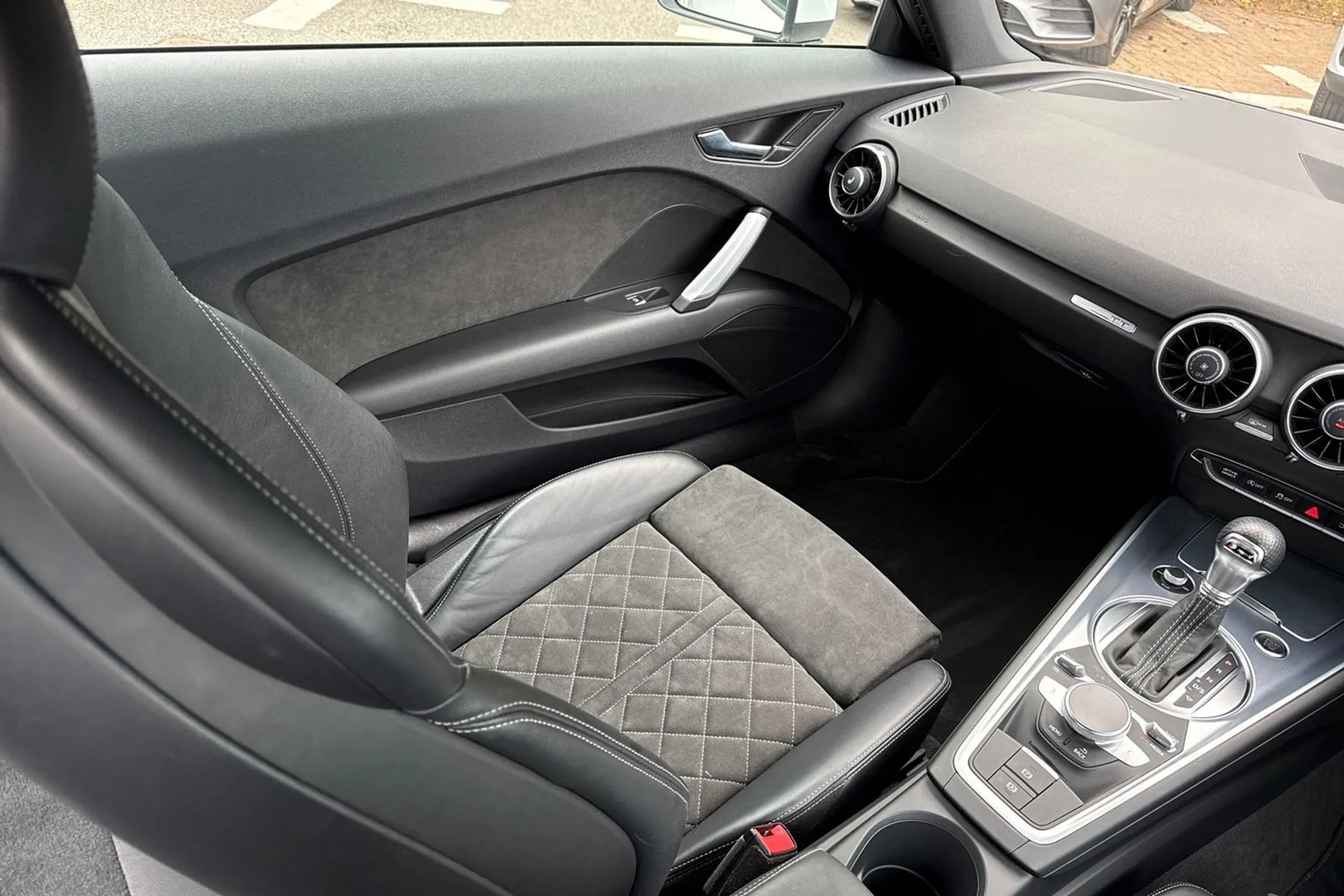 Audi TT thumbnail image number 34