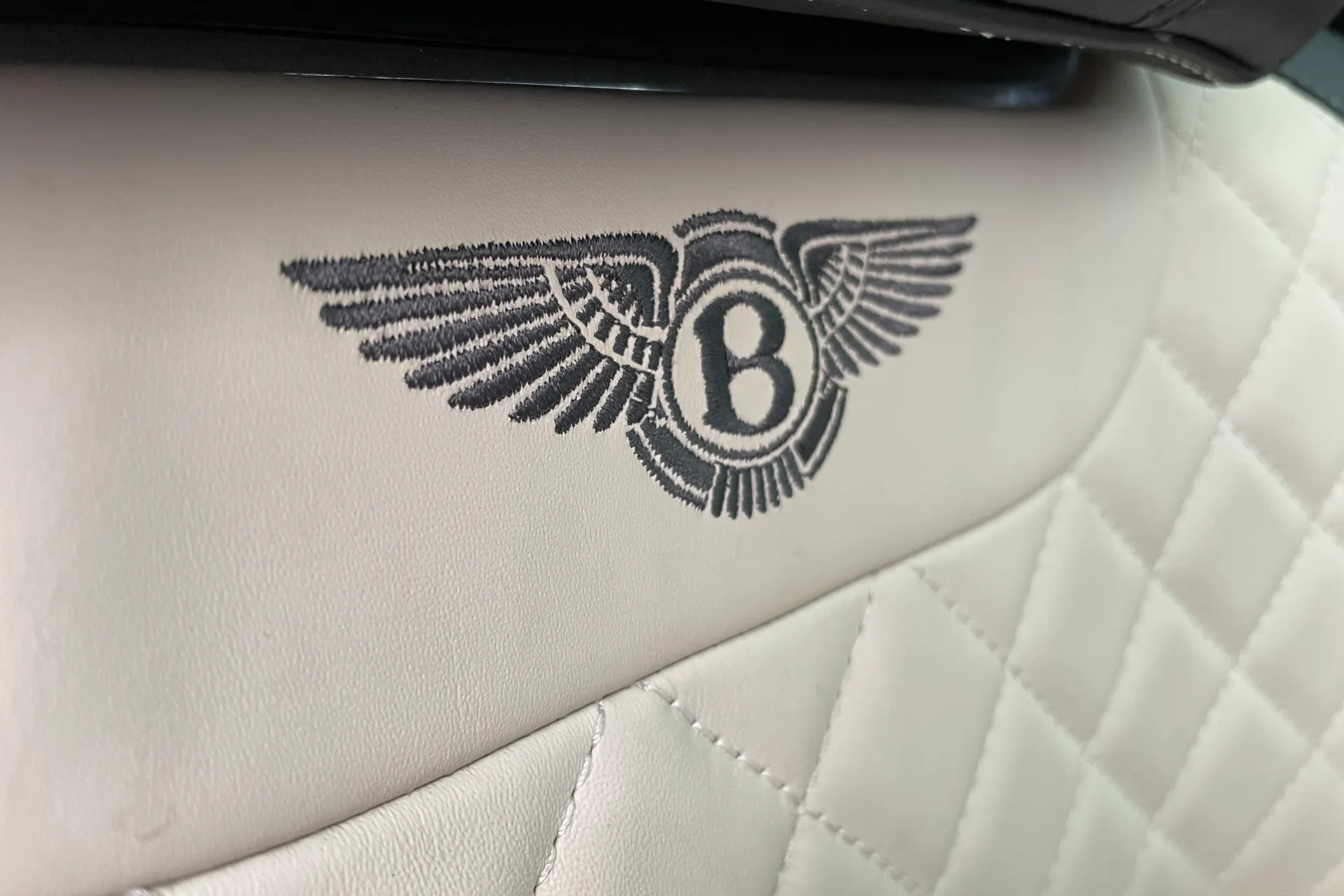 Bentley BENTAYGA thumbnail image number 19