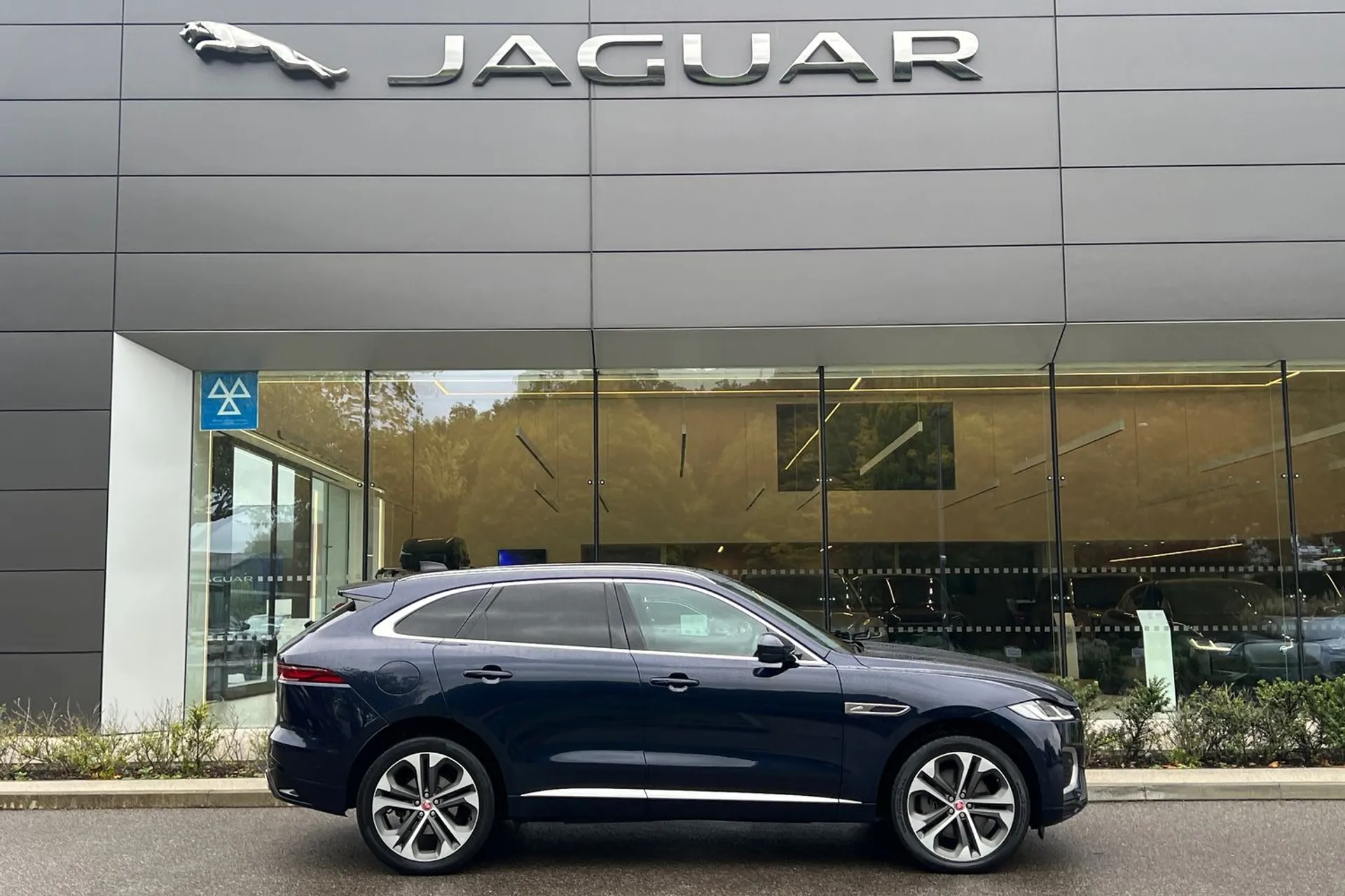 Jaguar F-PACE thumbnail image number 2