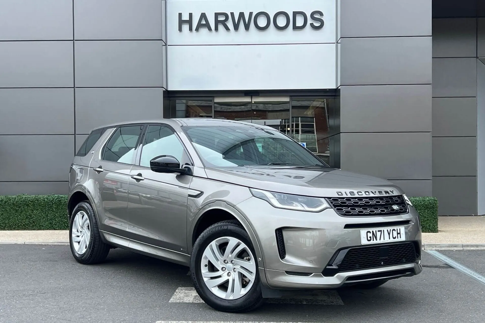 LAND ROVER DISCOVERY SPORT focused image