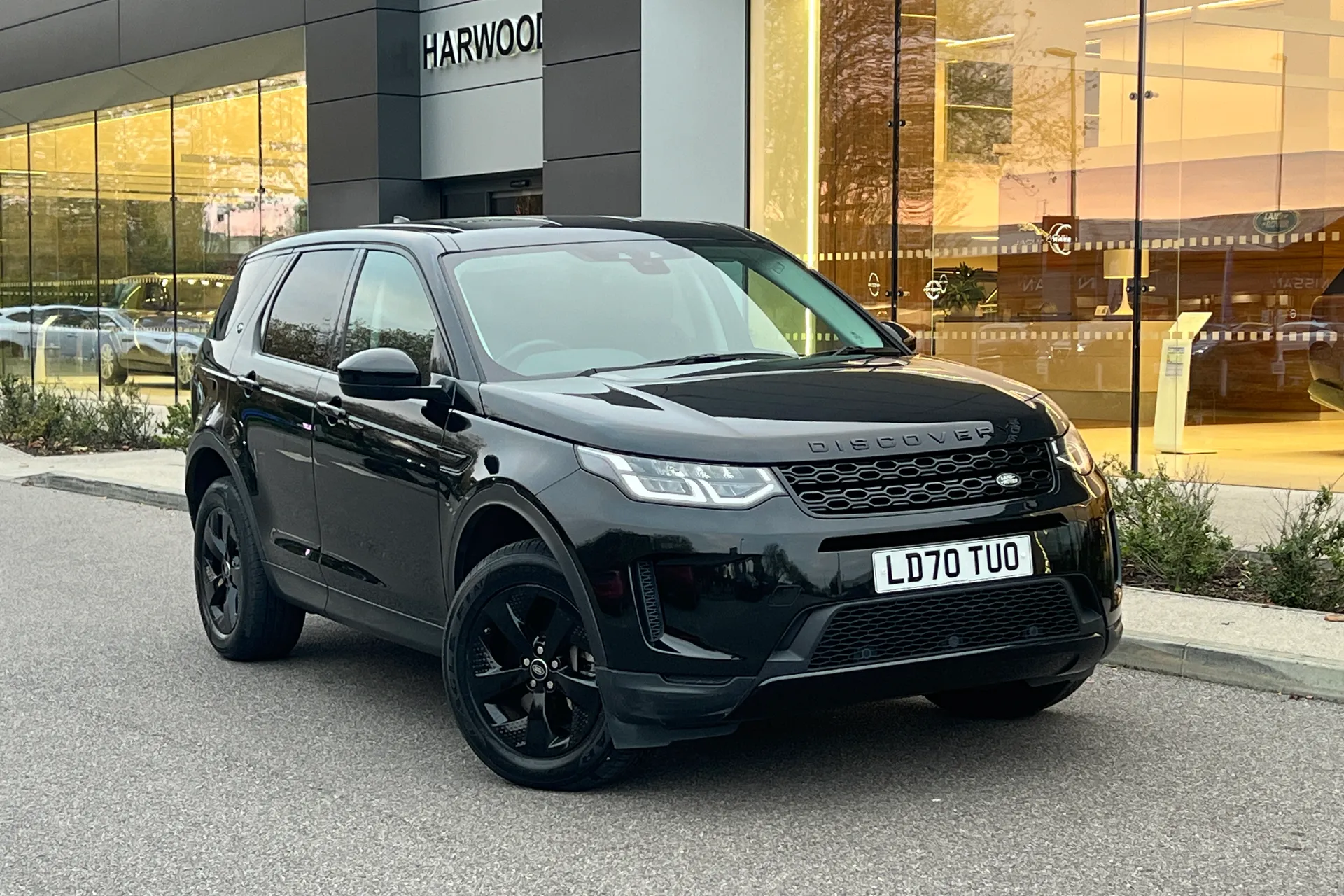 LAND ROVER DISCOVERY SPORT focused image