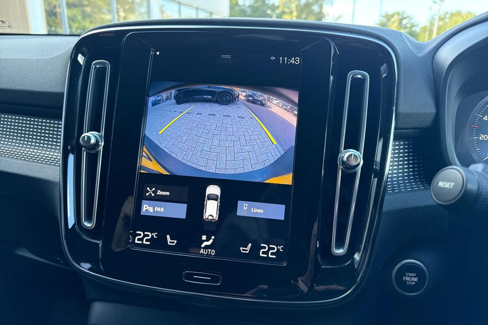 Volvo XC40 thumbnail image number 4