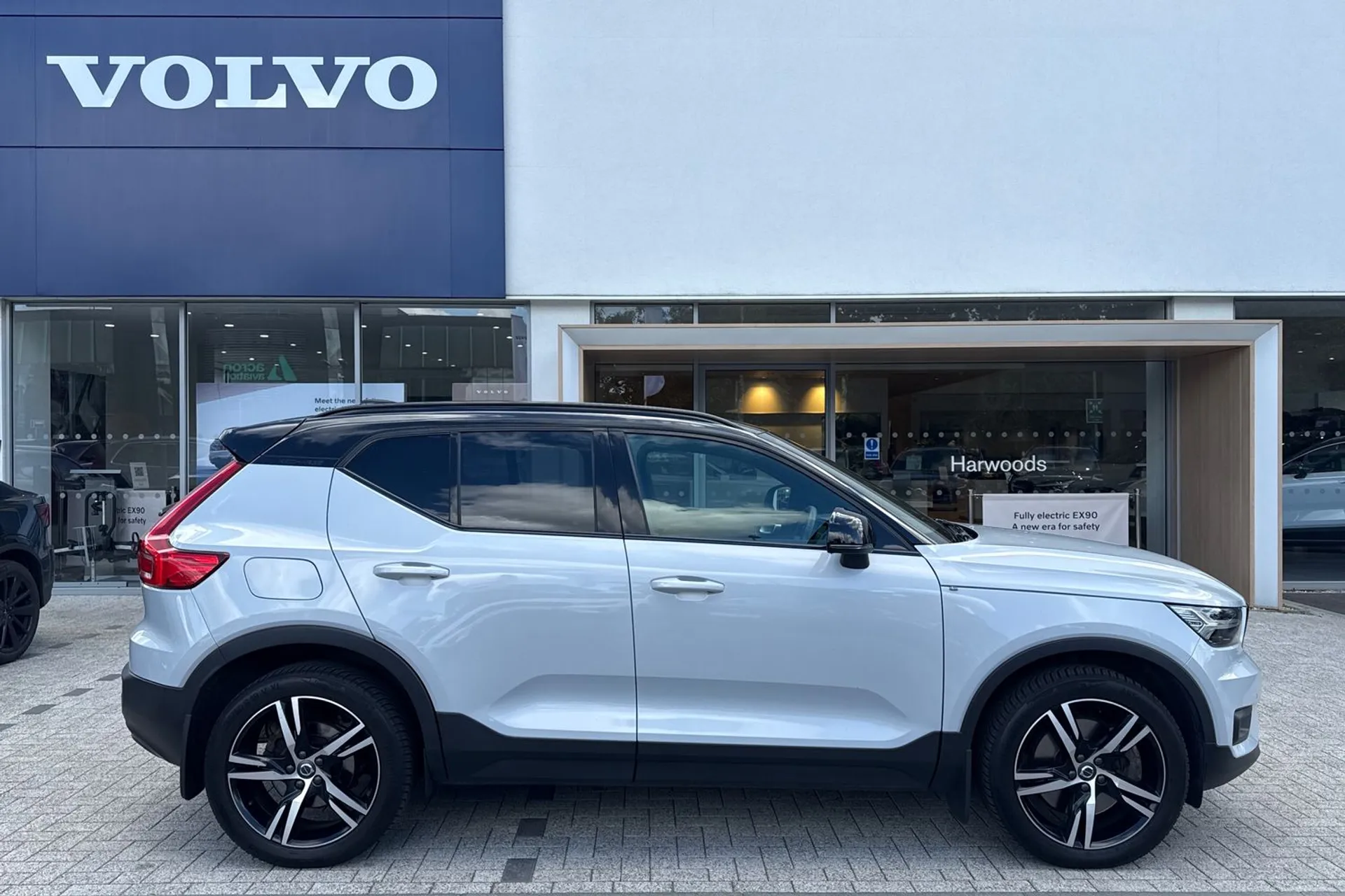 Volvo XC40 thumbnail image number 2