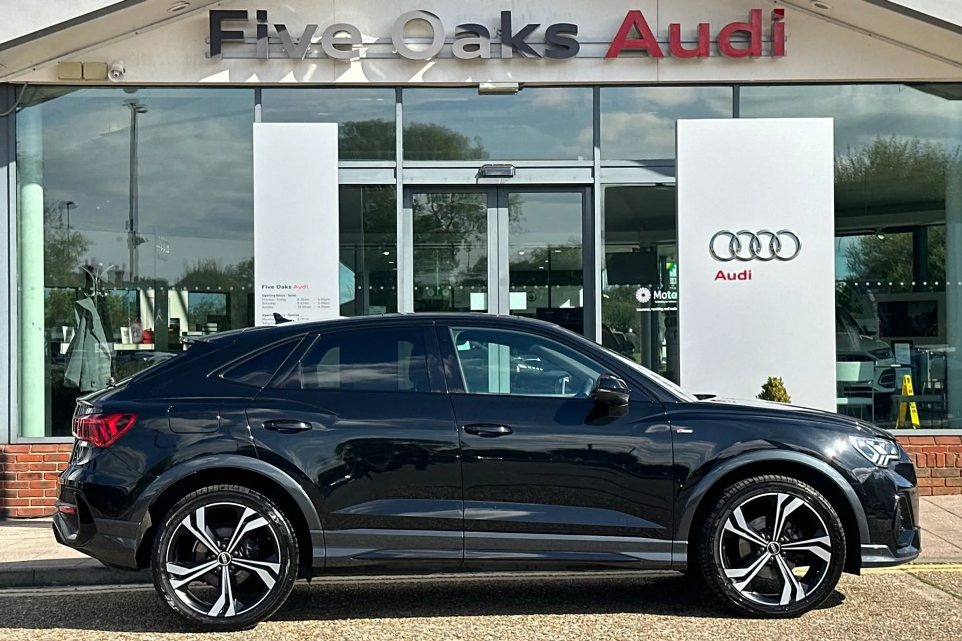 Audi Q3 thumbnail image number 2