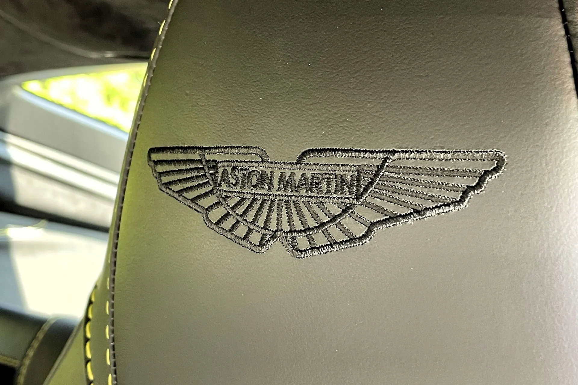Aston Martin Vantage thumbnail image number 9