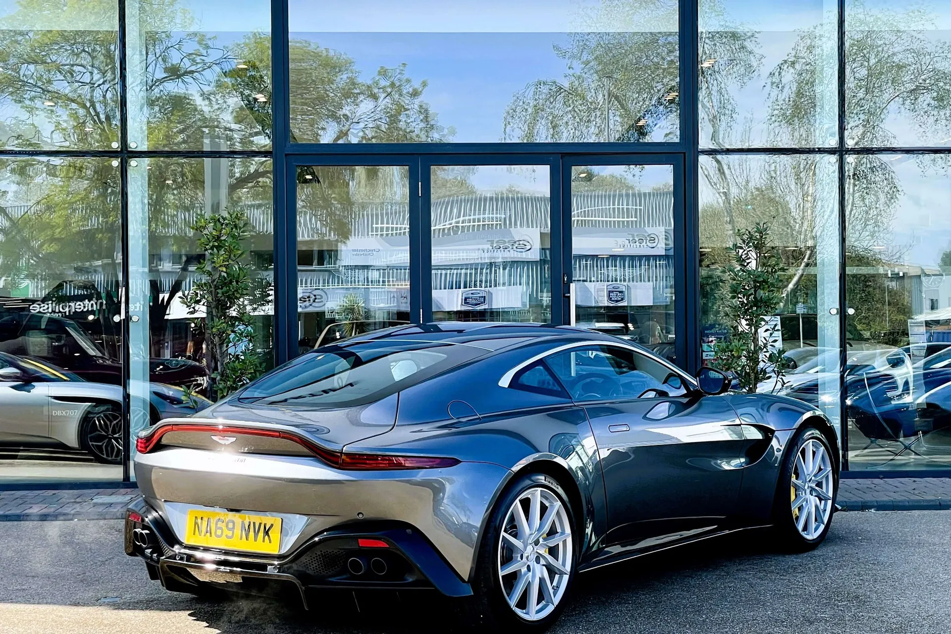 Aston Martin Vantage thumbnail image number 8
