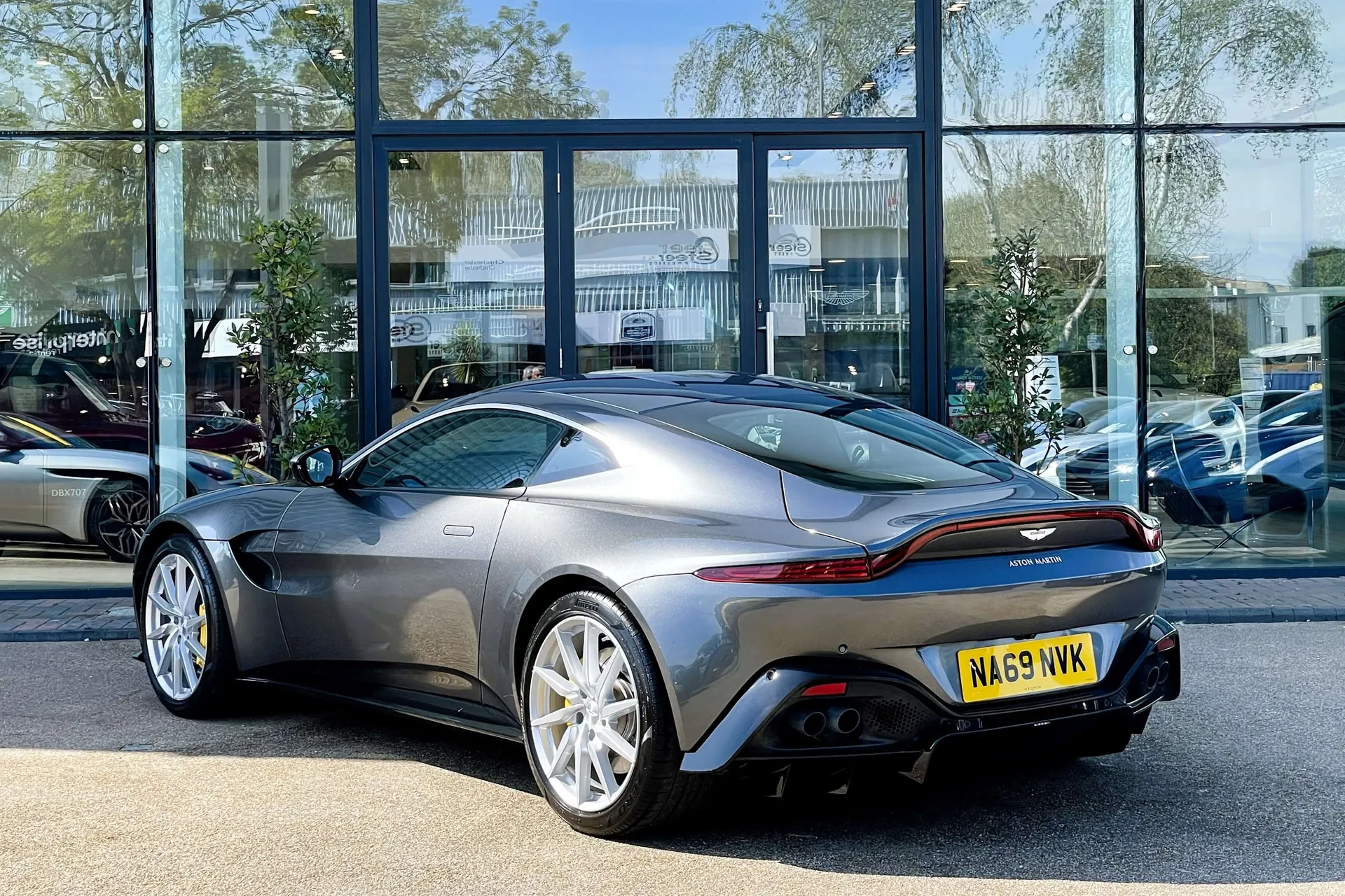Aston Martin Vantage thumbnail image number 6