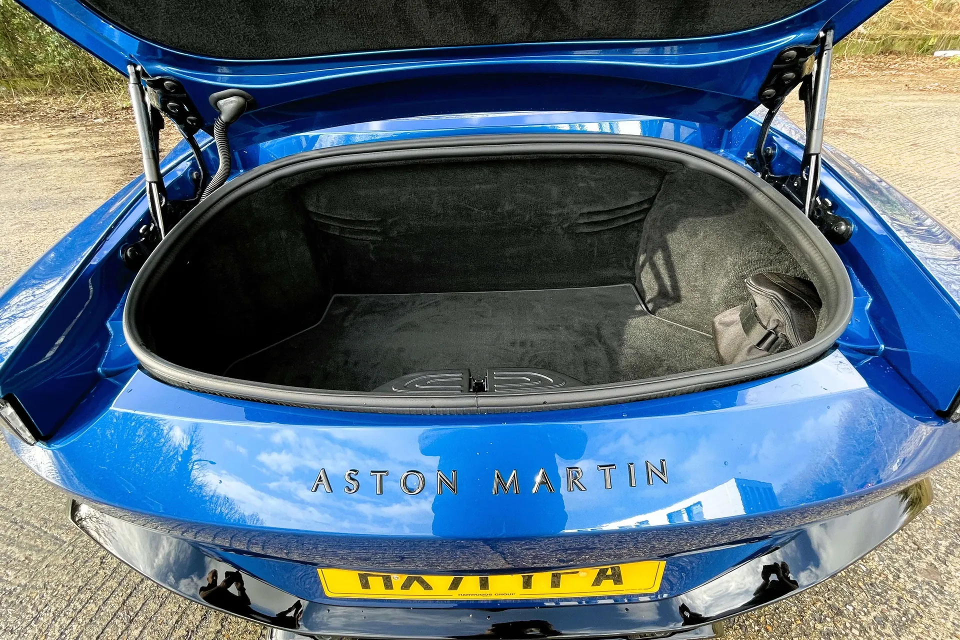 Aston Martin Vantage thumbnail image number 16
