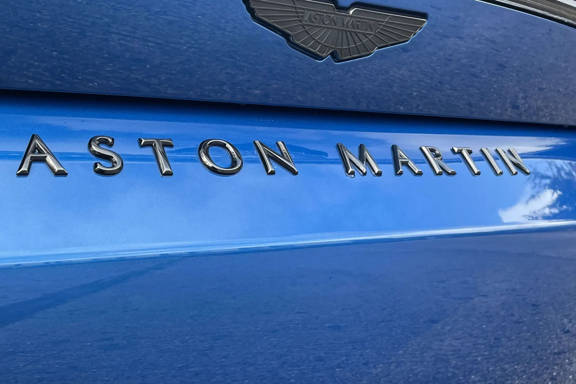 Aston Martin Vantage thumbnail image number 42