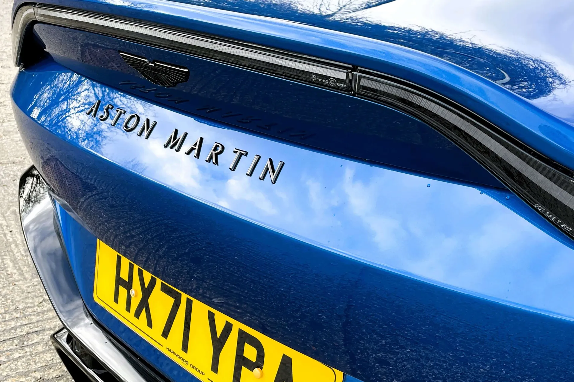 Aston Martin Vantage thumbnail image number 44