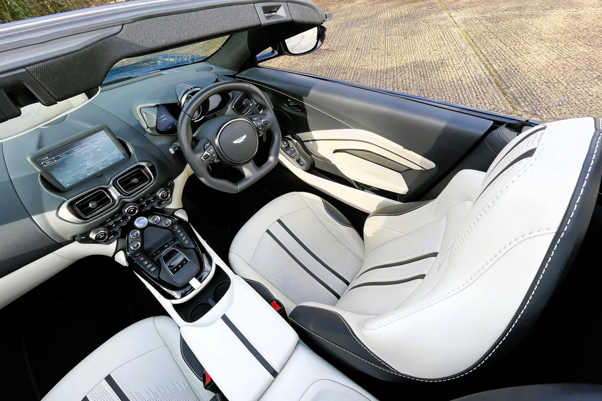 Aston Martin Vantage thumbnail image number 6