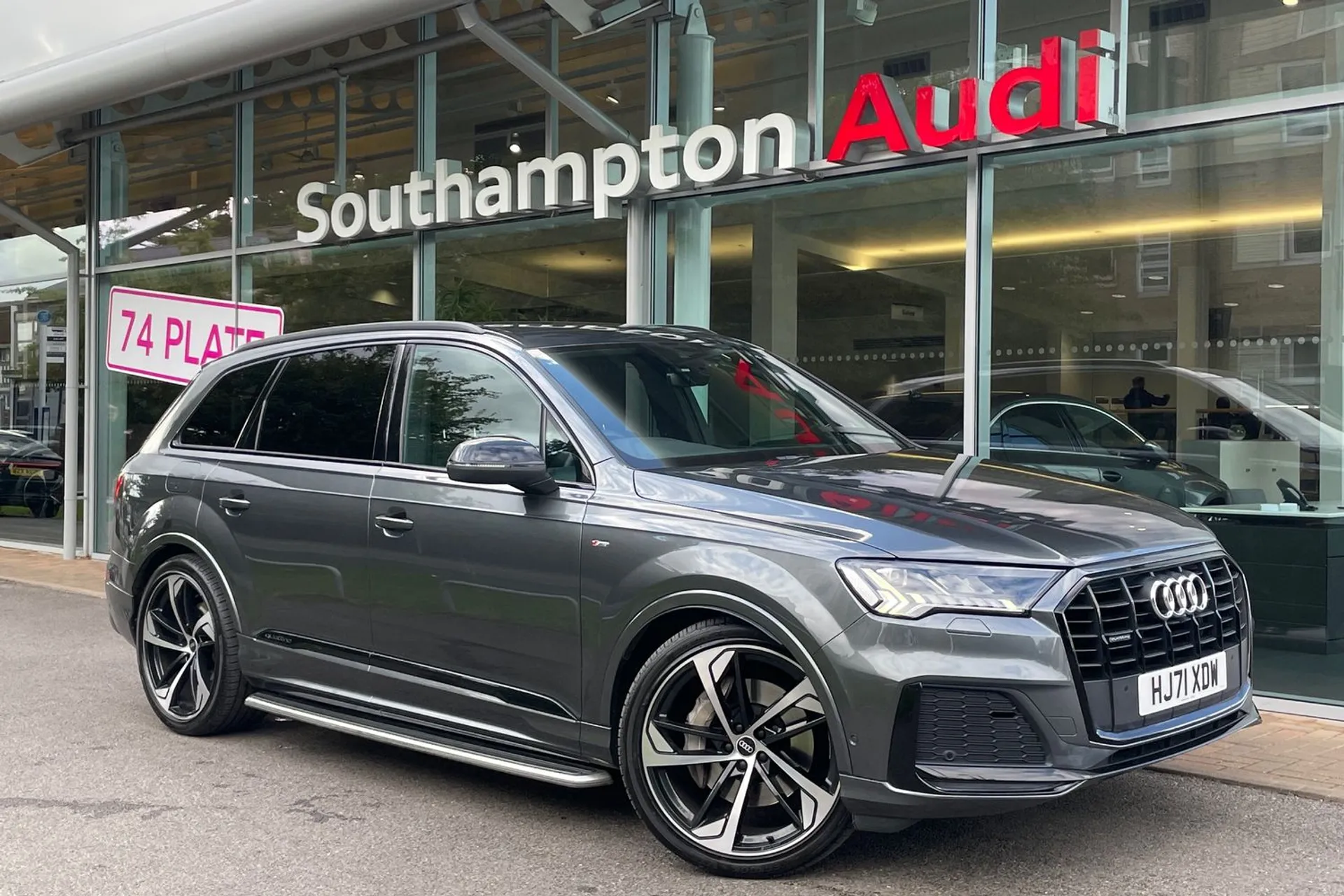 Audi Q7 focused image