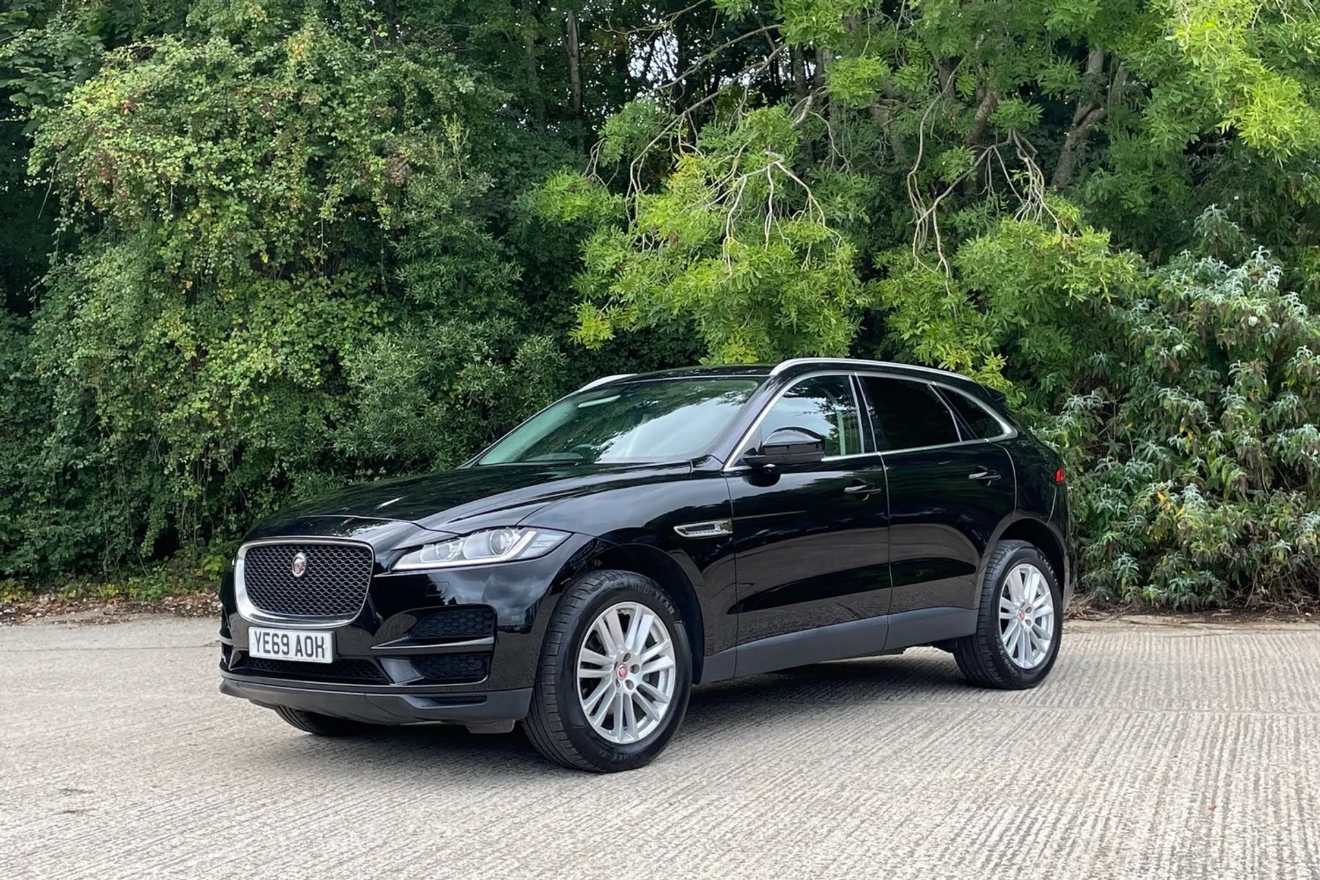 Jaguar F-PACE thumbnail image number 11