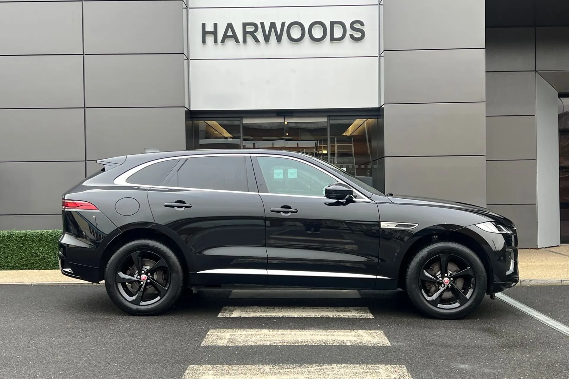 Jaguar F-PACE thumbnail image number 2