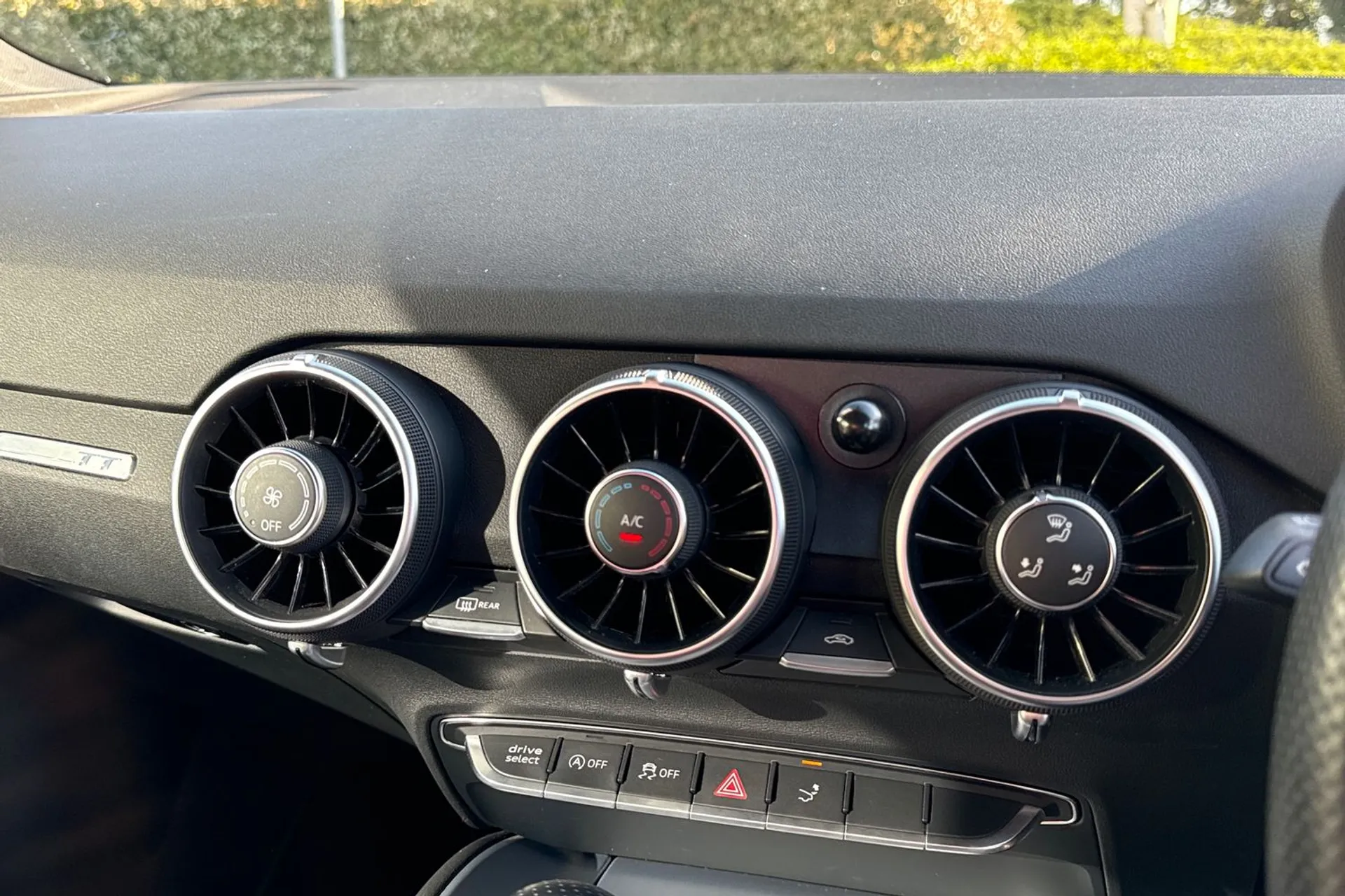 Audi TT thumbnail image number 24