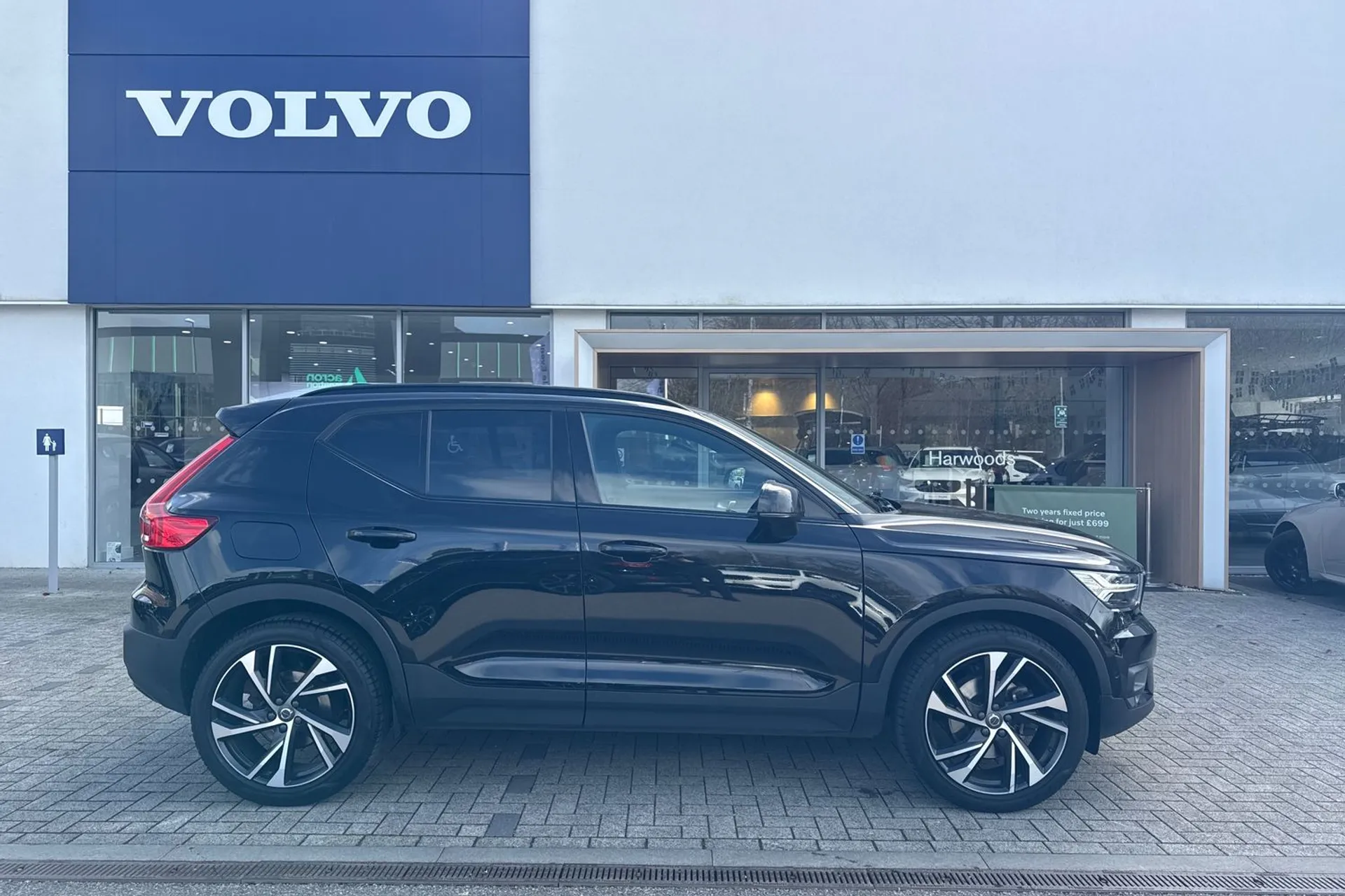 Volvo XC40 thumbnail image number 2
