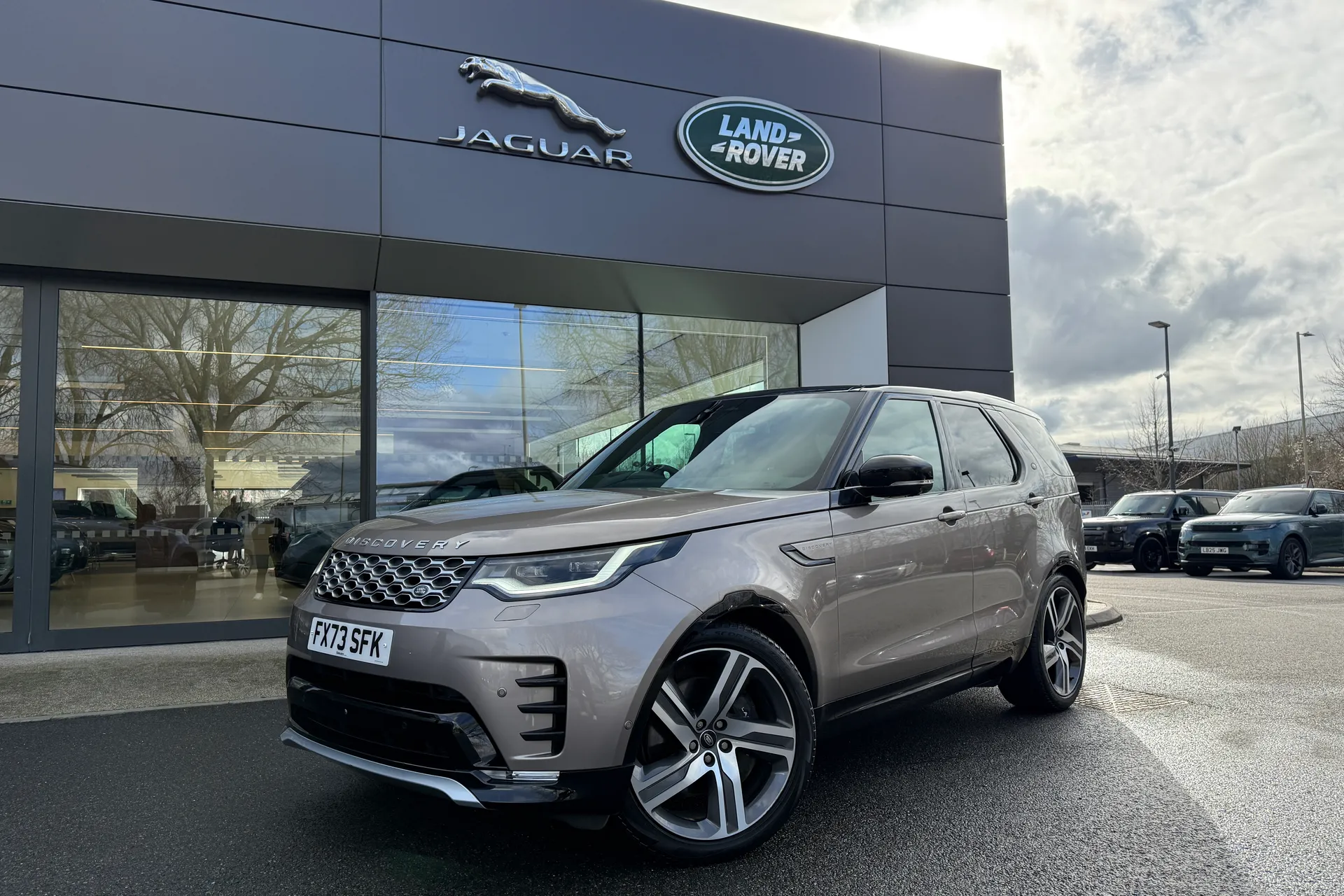 LAND ROVER DISCOVERY focused image