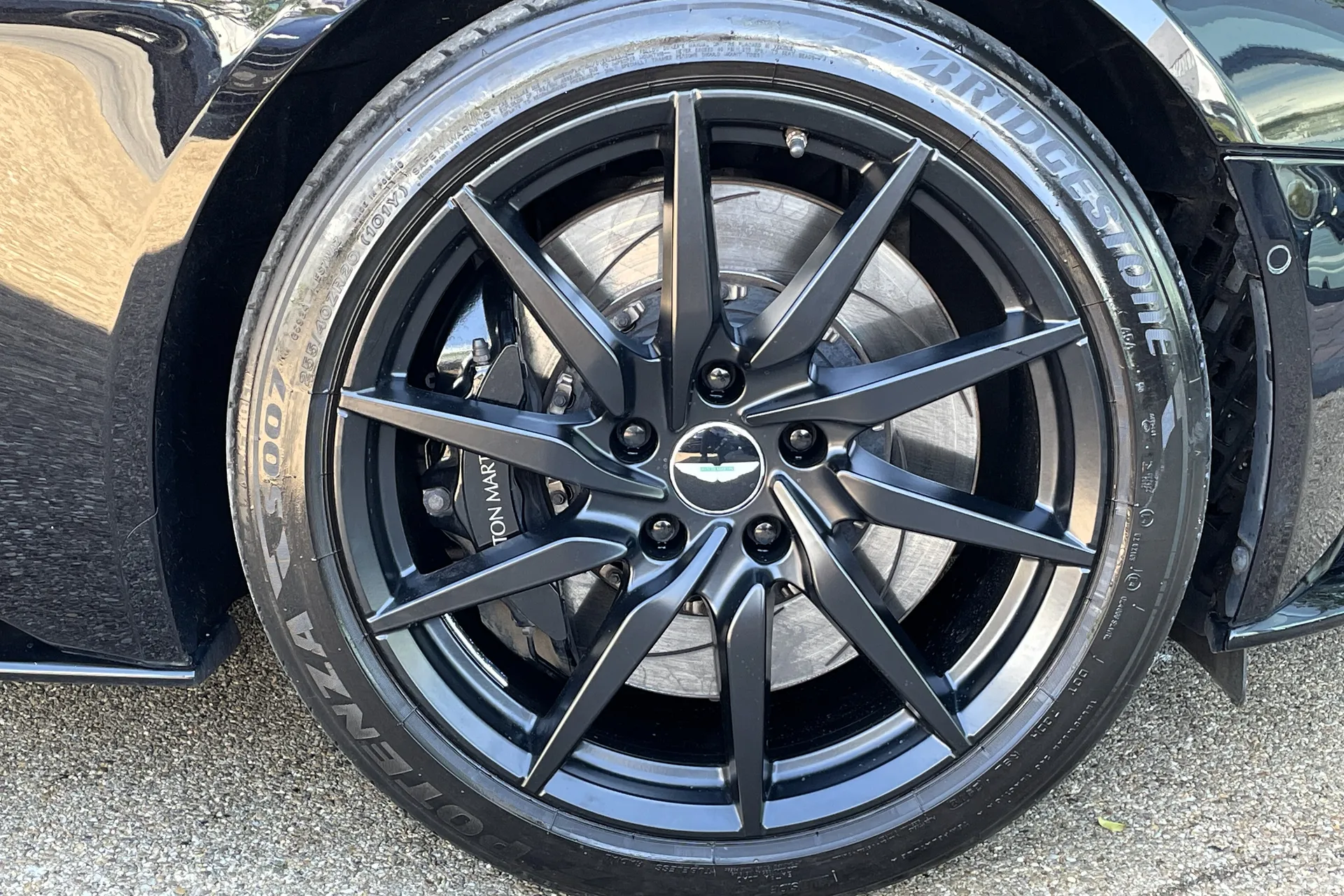 Aston Martin DB11 thumbnail image number 4
