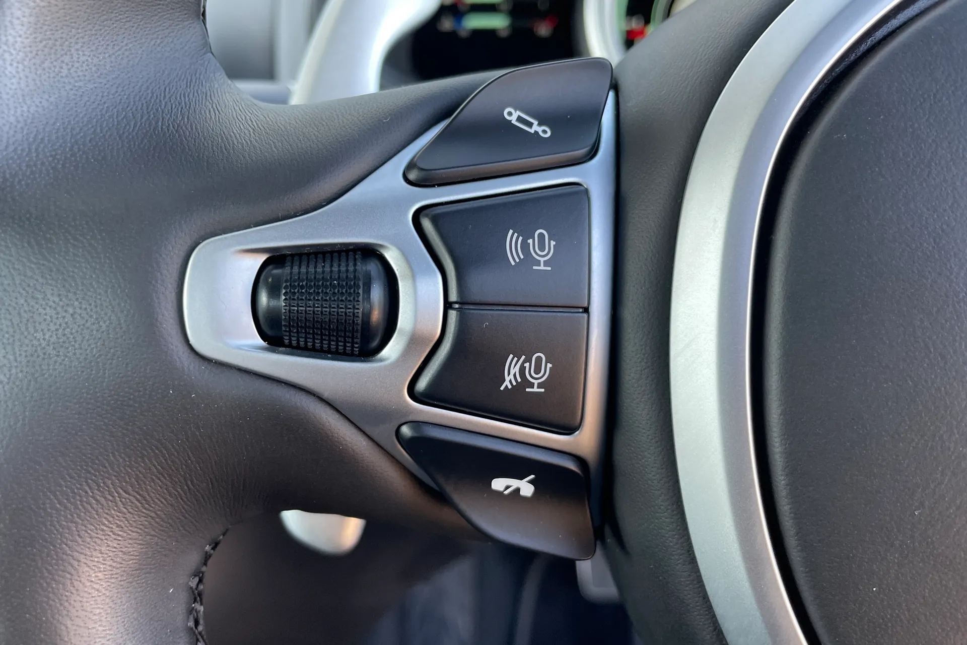 Aston Martin DB11 thumbnail image number 37