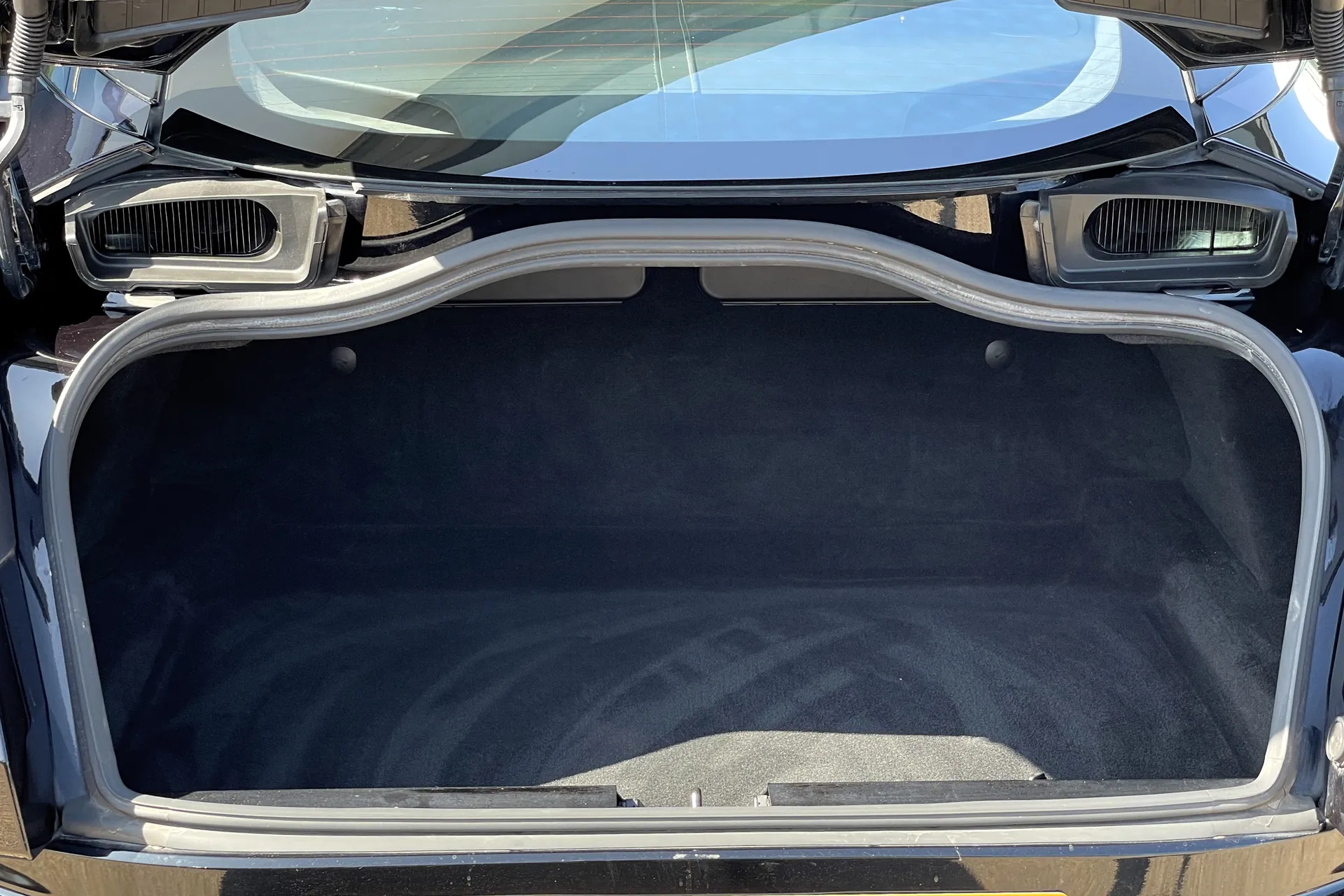 Aston Martin DB11 thumbnail image number 22