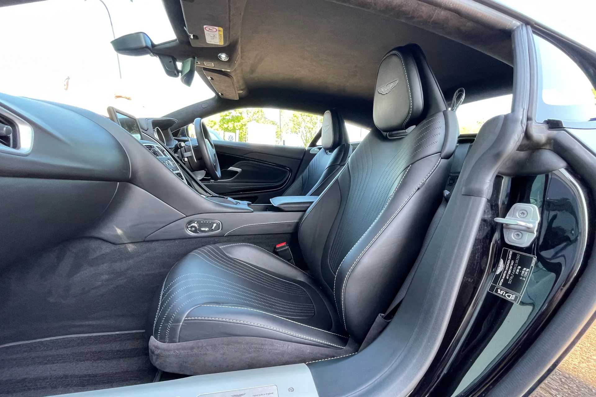 Aston Martin DB11 thumbnail image number 28