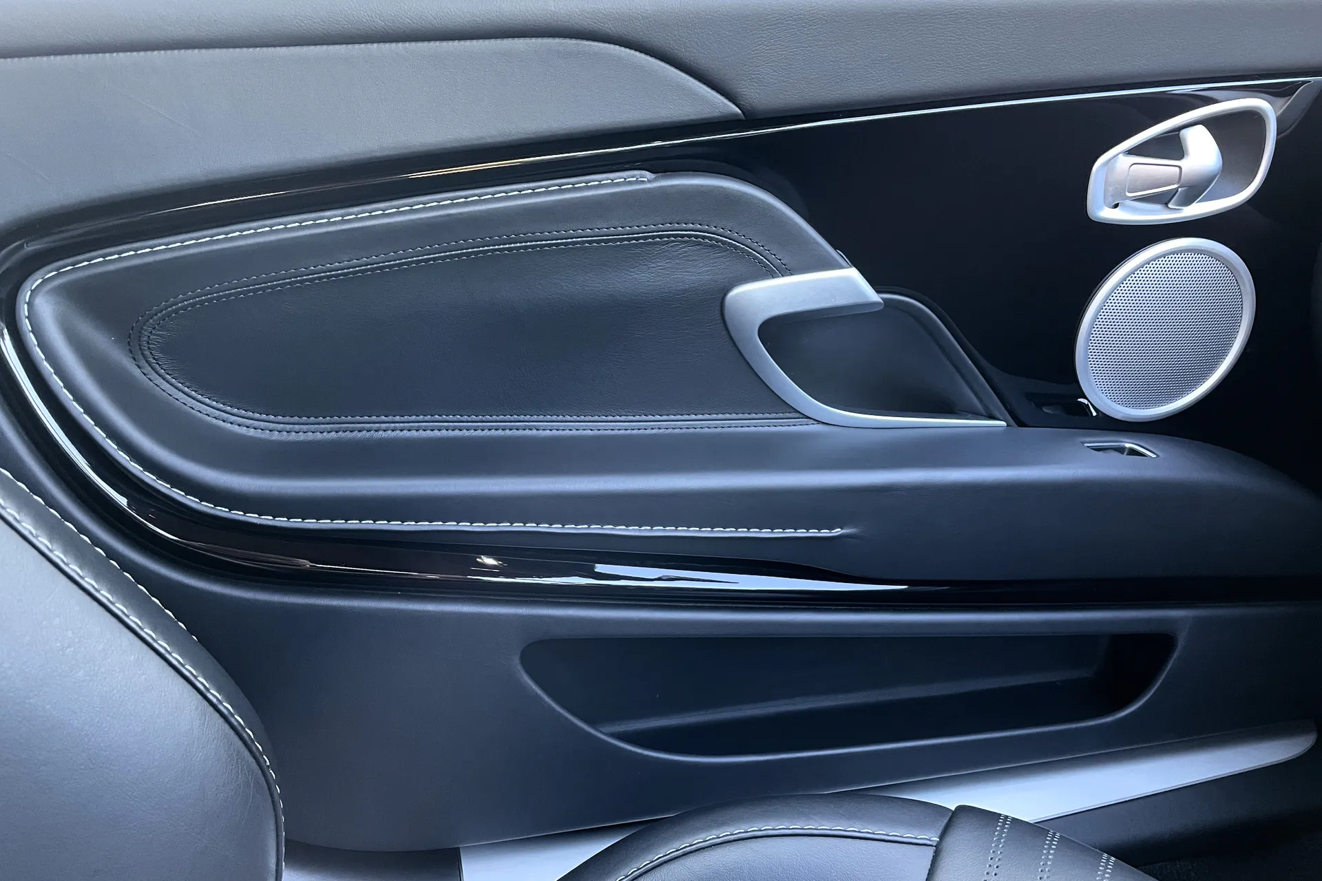 Aston Martin DB11 thumbnail image number 35