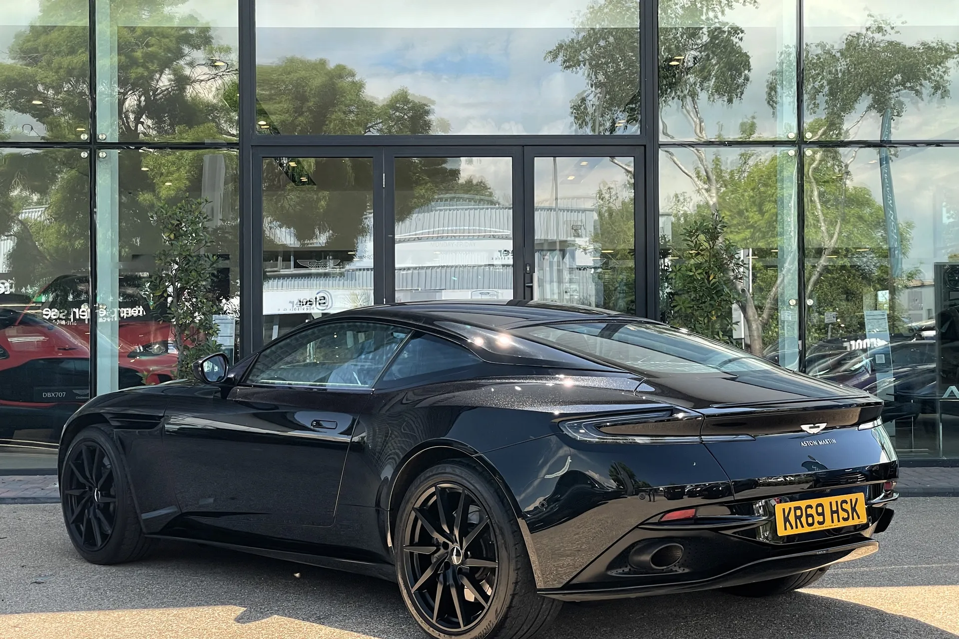 Aston Martin DB11 thumbnail image number 9