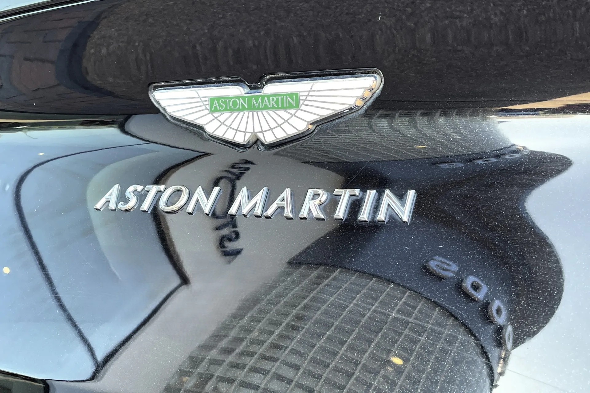 Aston Martin DB11 thumbnail image number 16