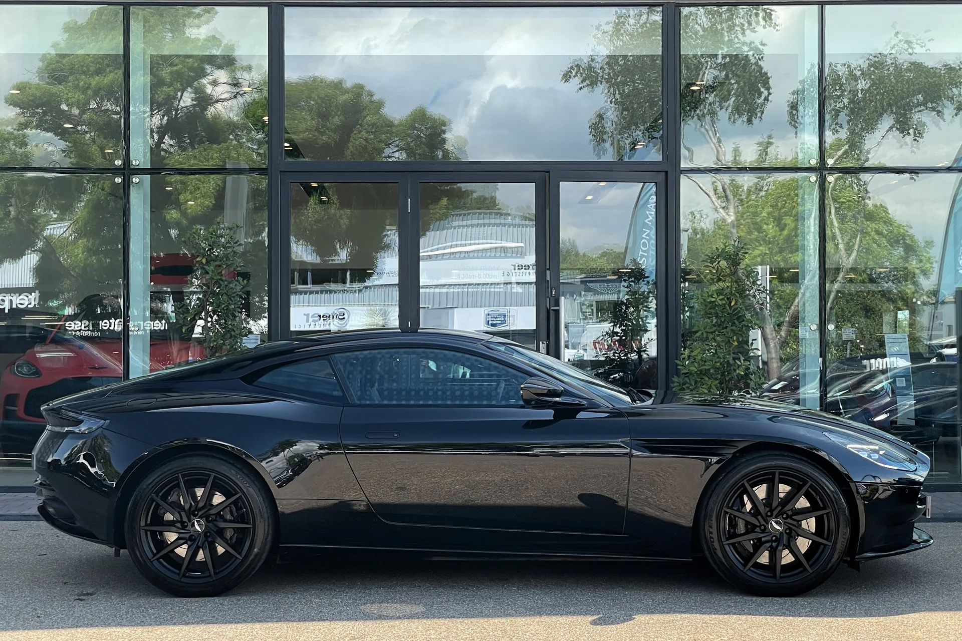 Aston Martin DB11 thumbnail image number 2