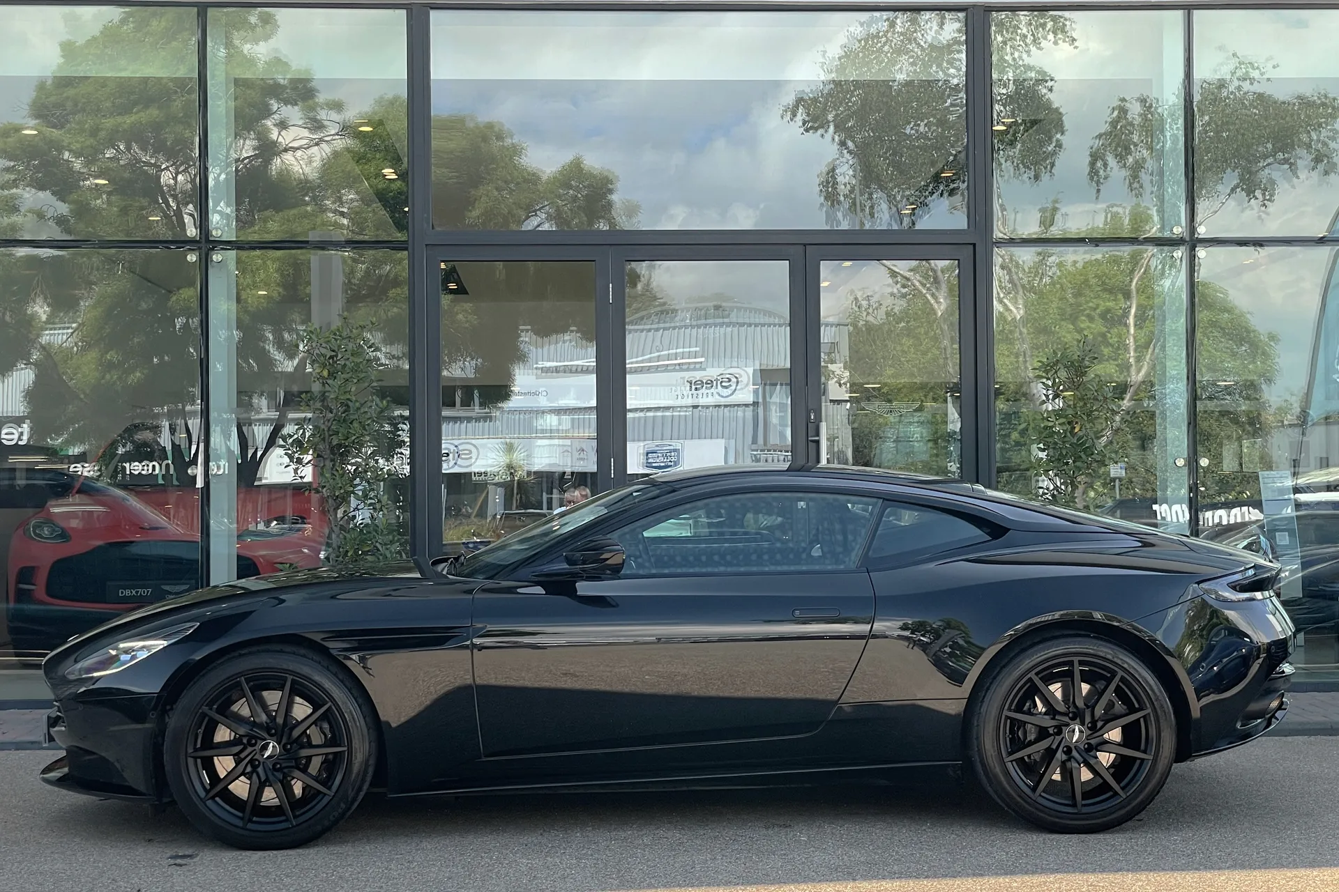 Aston Martin DB11 thumbnail image number 6