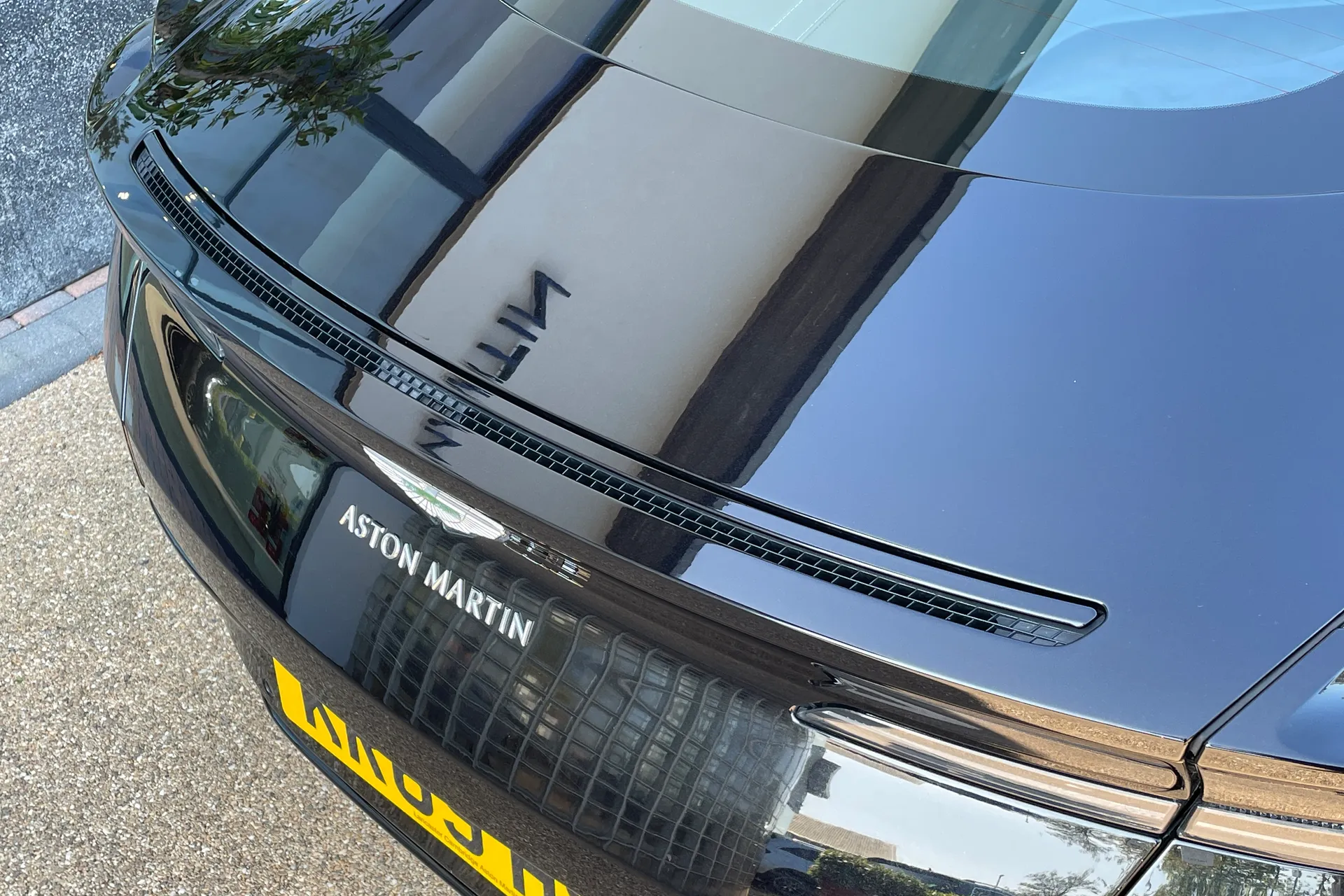 Aston Martin DB11 thumbnail image number 15