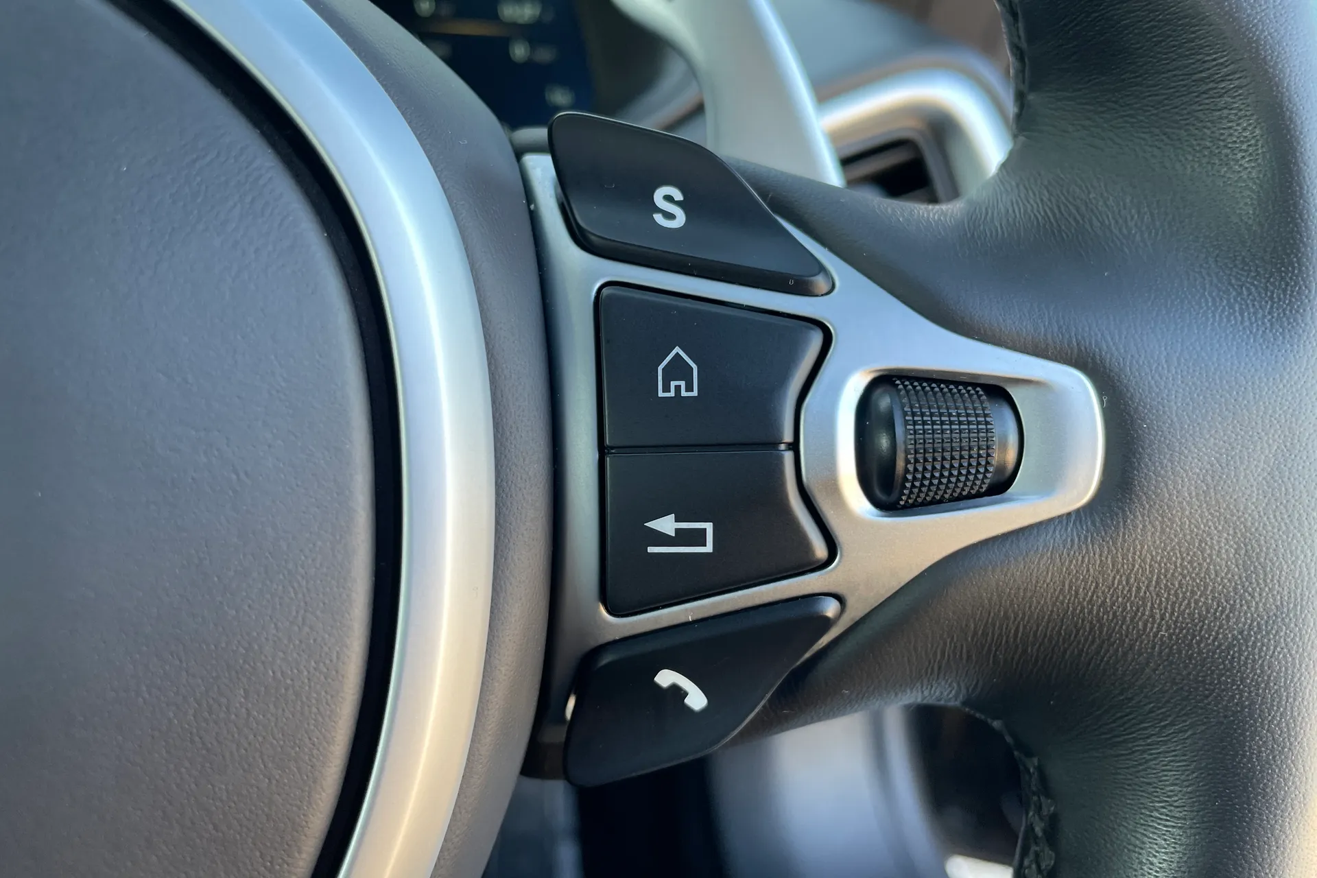 Aston Martin DB11 thumbnail image number 38