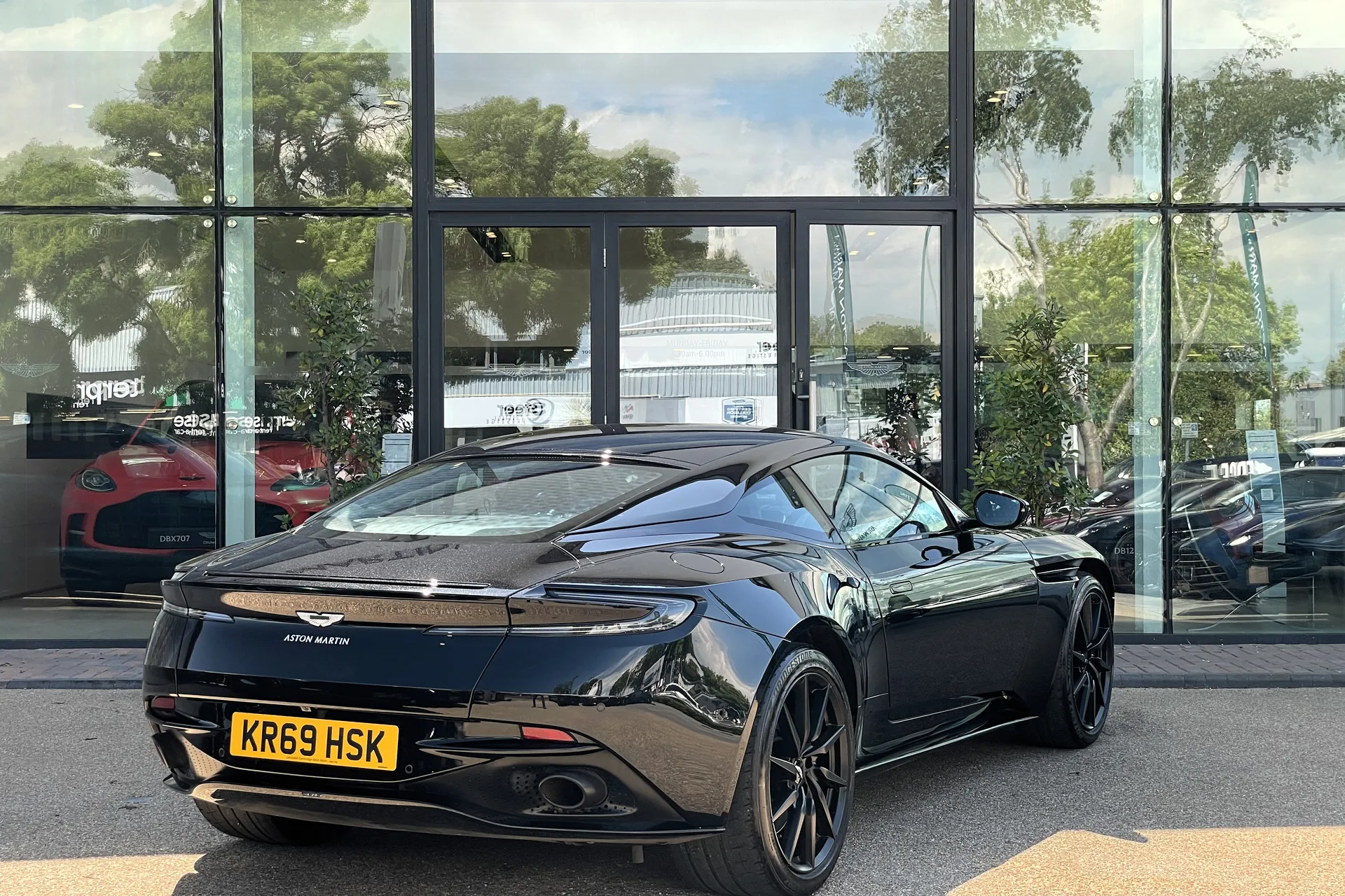 Aston Martin DB11 thumbnail image number 11