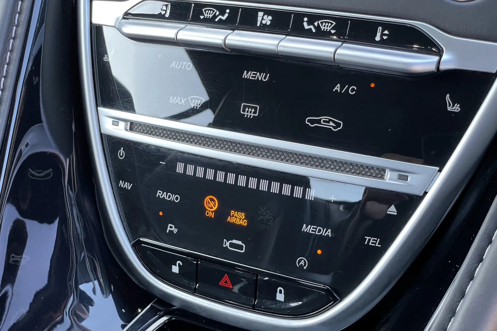 Aston Martin DB11 thumbnail image number 34