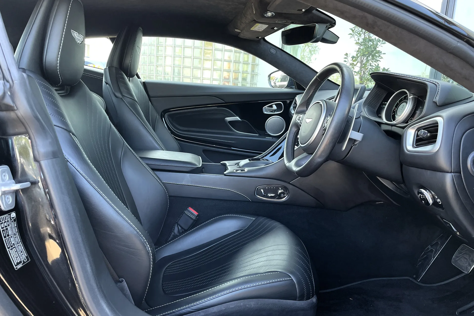Aston Martin DB11 thumbnail image number 23