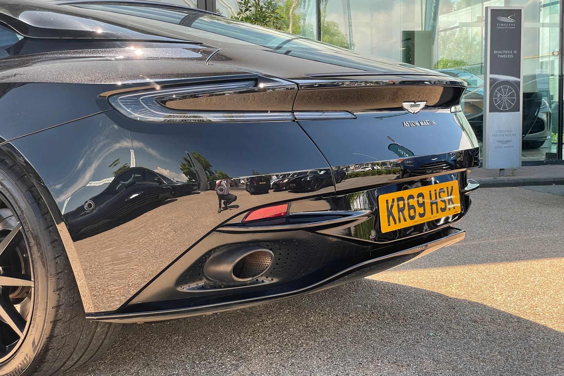 Aston Martin DB11 thumbnail image number 7